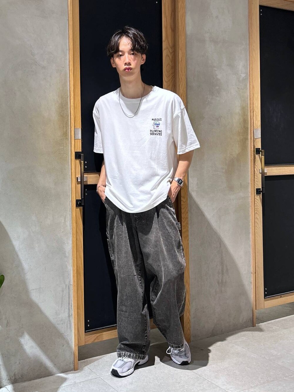「RAGEBLUE、デート/ロマンティック、春コーデ、デニムパンツ、スニーカー、女子ウケ、夏コーデ、ラフ、モテ、Tシャツ、ネックレス、カジュアル、ストリート、ワイドパンツ、個性派」|「RAGEBLUEのフラワー/コインモチーフデザインリング(リング、ホワイト系)」を使った、 koutaさん(メンズ・173cm)の夏コーディネートの2枚目の写真