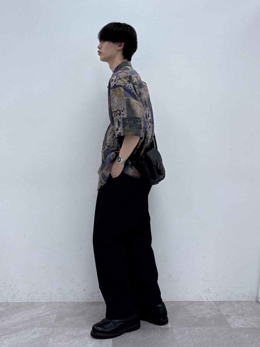 ブラック系のドレスシューズ、ブラック系のデニムパンツ、ホワイト系のTシャツ/カットソーを着用したメンズの春コーディネートの8枚目の写真