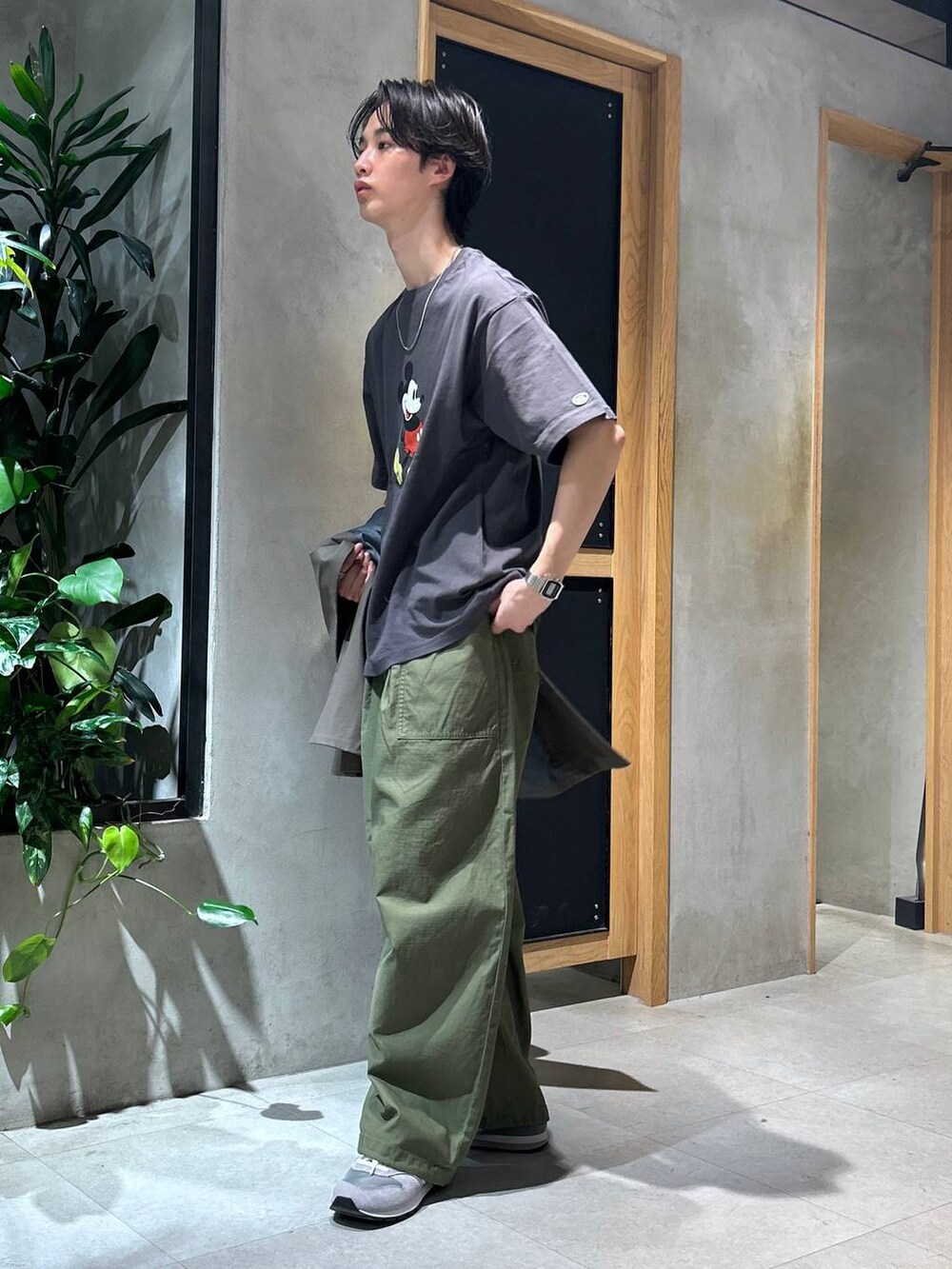 「女子ウケ、ベーシック/シンプル、春コーデ、夏コーデ、ラフ、Tシャツ、ネックレス、ワイドパンツ、RAGEBLUE、シンプルコーデ、シンプル、カジュアル、ミリタリー、テーラードジャケット、スニーカー」｜「NEW BALANCEの【New Blance】CM996 GR2/スニーカー（スニーカー、グレー系）」を使った、 koutaさん（メンズ・173cm）の春コーディネートの8枚目の写真