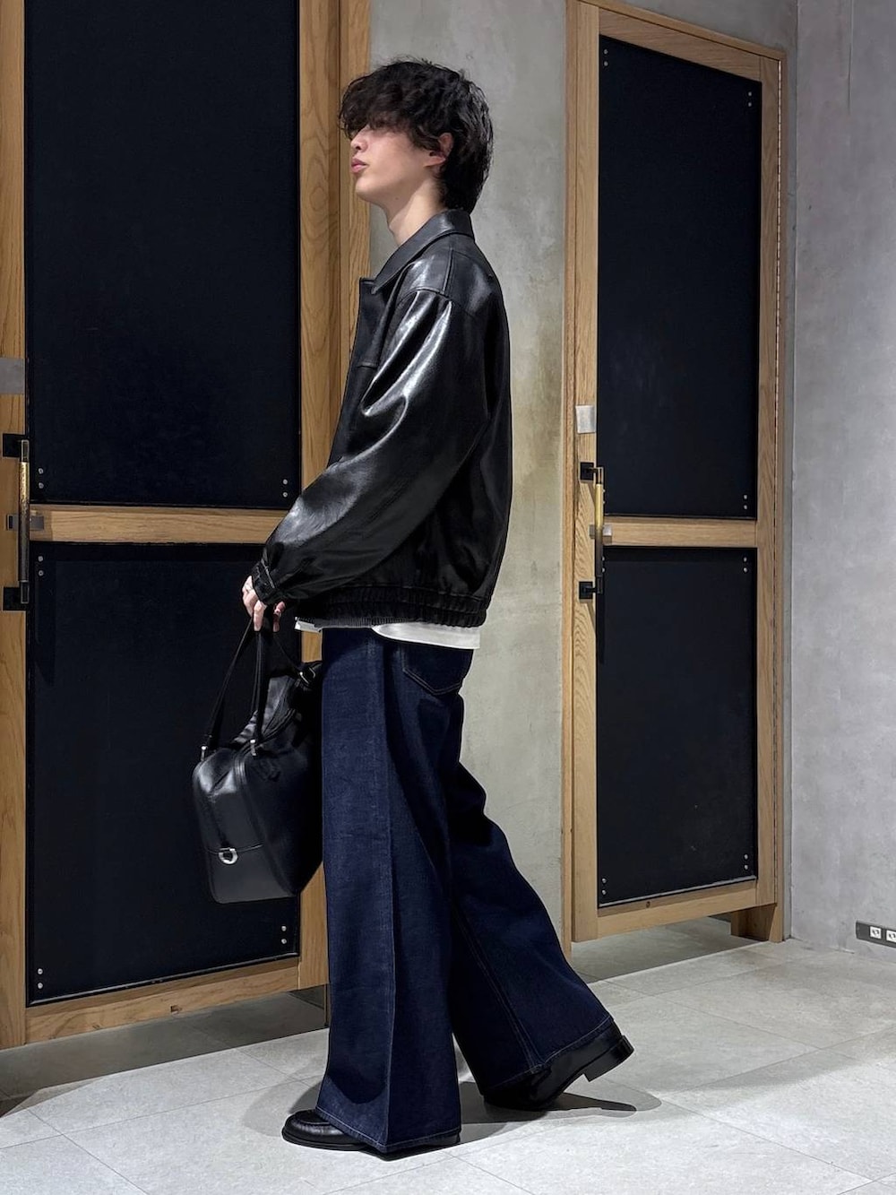 グレー系のニット/セーター、ホワイト系のTシャツ/カットソー、ブラック系のボストンバッグを着用したメンズの春コーディネートの8枚目の写真