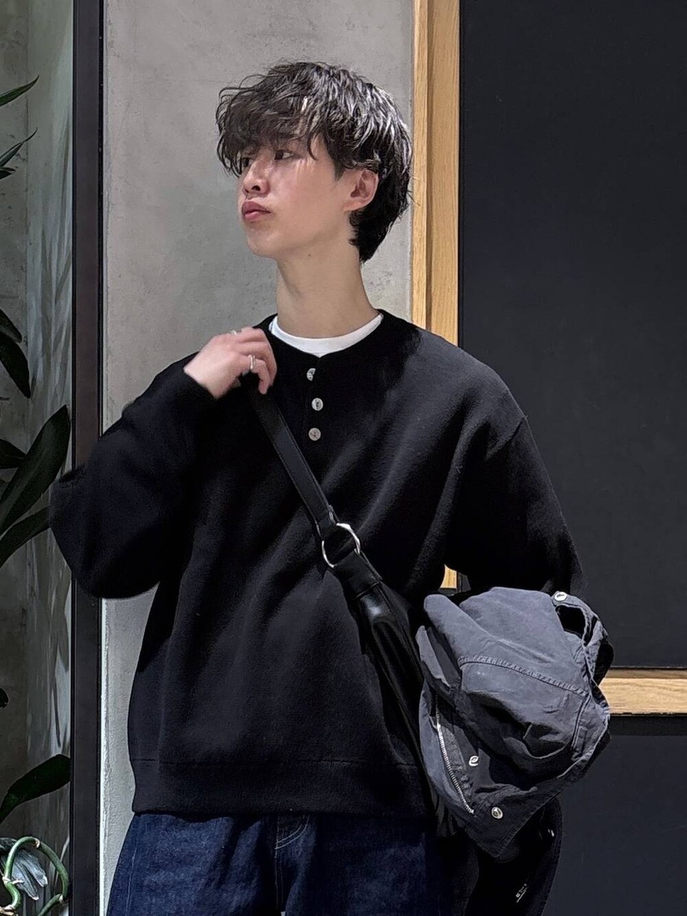 ブラック系のスニーカー、ブラック系のモッズコート、ブラック系のニット/セーターを着用したメンズの冬コーディネートの7枚目の写真