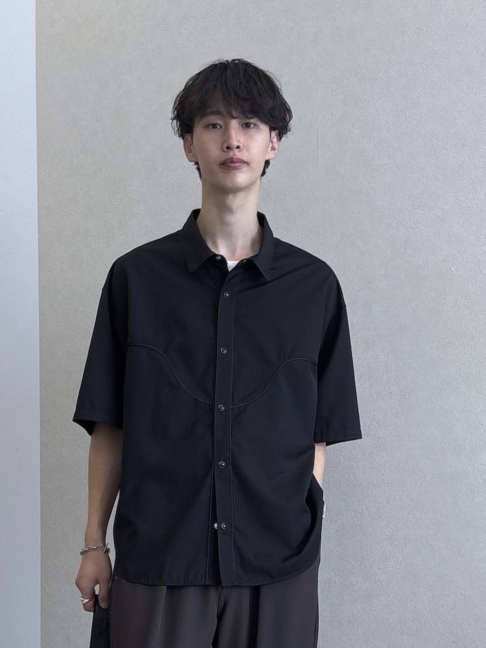 ブラック系のローファー、ブラック系のハンドバッグ、ブラック系のシャツ/ブラウスを着用したメンズの夏コーディネートの2枚目の写真