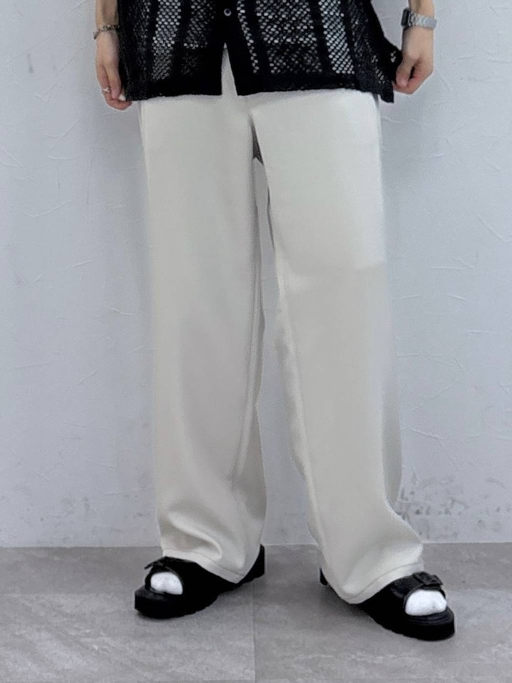 ブラック系のショルダーバッグ、ブラック系のシャツ/ブラウス、ブラック系のサンダルを着用したメンズの夏コーディネートの3枚目の写真