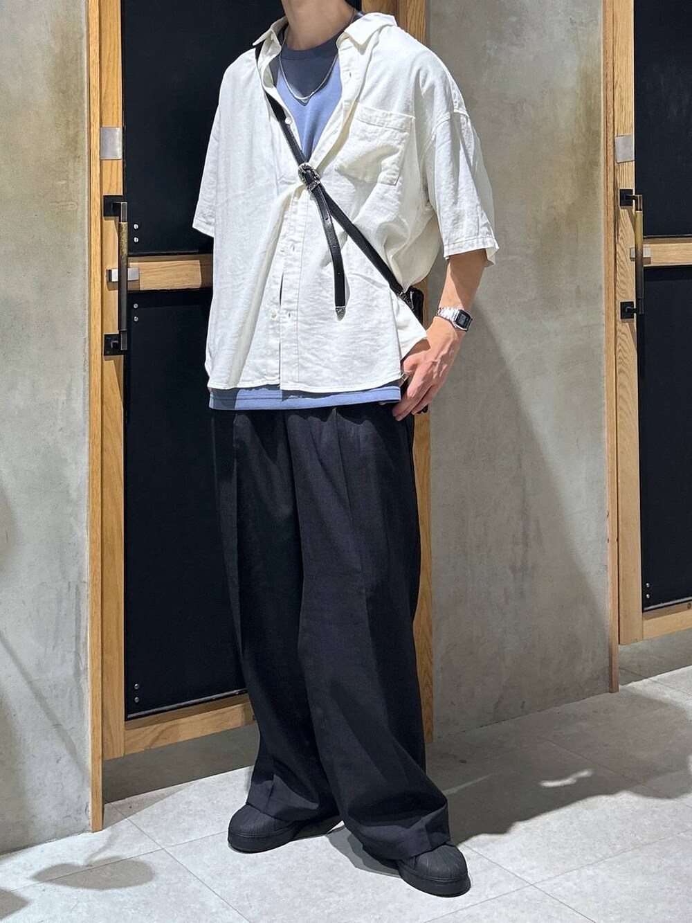 「スラックス、ワイドパンツ、RAGEBLUE、ショルダーバッグ、スニーカー、シャツ、女子ウケ、ベーシック/シンプル、きれいめ、デート/ロマンティック、春コーデ、夏コーデ、ラフ、モテ、Tシャツ」｜「RAGEBLUEのリネンレーヨン/オーバーサイズシャツ（シャツ/ブラウス、ホワイト系）」を使った、 koutaさん（メンズ・173cm）の夏コーディネートの2枚目の写真