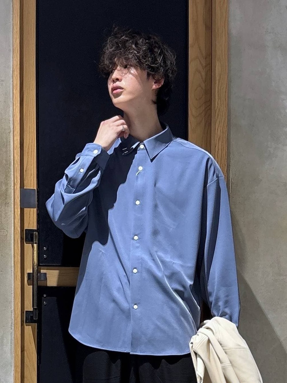 ブルー系のシャツ/ブラウス、ホワイト系のブルゾン、ブラック系のローファーを着用したメンズの春コーディネートの7枚目の写真