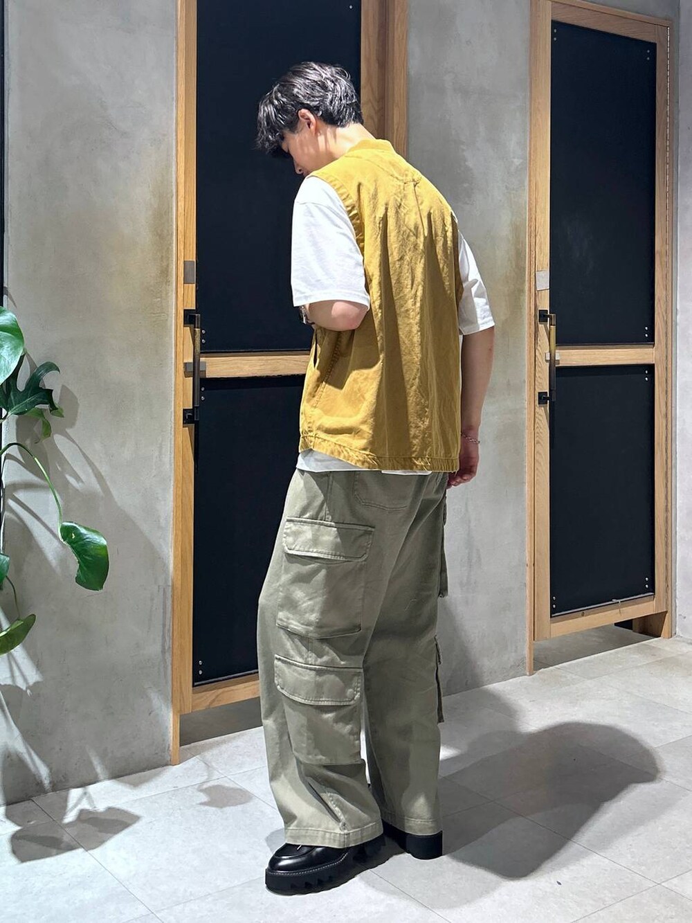 「女子ウケ、ベーシック/シンプル、デート/ロマンティック、春コーデ、夏コーデ、ラフ、モテ、Tシャツ、ネックレス、スラックス、ワイドパンツ、RAGEBLUE、カジュアル、ベスト、秋コーデ」｜「SIGNAL SPORTSの【SIGNAL SPORTS】ワンポイント刺繍/天竺コットンルーズTシャツ（Tシャツ/カットソー、ホワイト系）」を使った、 koutaさん（メンズ・173cm）の夏コーディネートの4枚目の写真