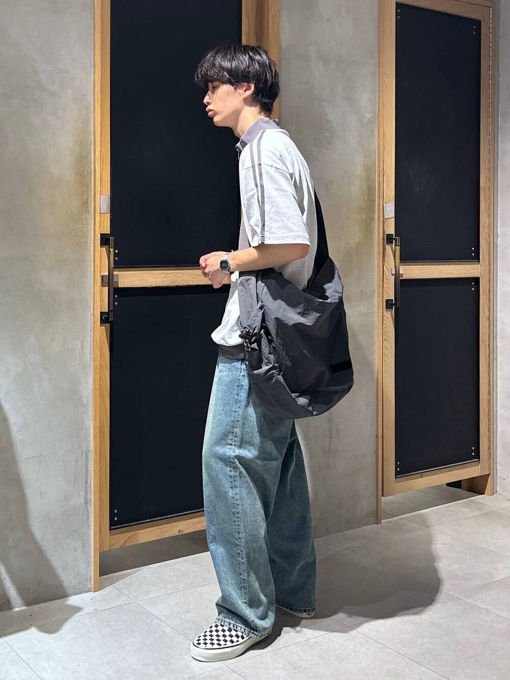 「カジュアル、春コーデ、夏コーデ、ラフ、モテ、女子ウケ、ベーシック/シンプル、デート/ロマンティック、Tシャツ、ワイドパンツ、RAGEBLUE、ショルダーバッグ、デニムパンツ」｜「RAGEBLUEの12オンス/ルーズフィットデニムバギーパンツ5P（デニムパンツ、ブルー系）」を使った、 koutaさん（メンズ・173cm）の夏コーディネートの4枚目の写真