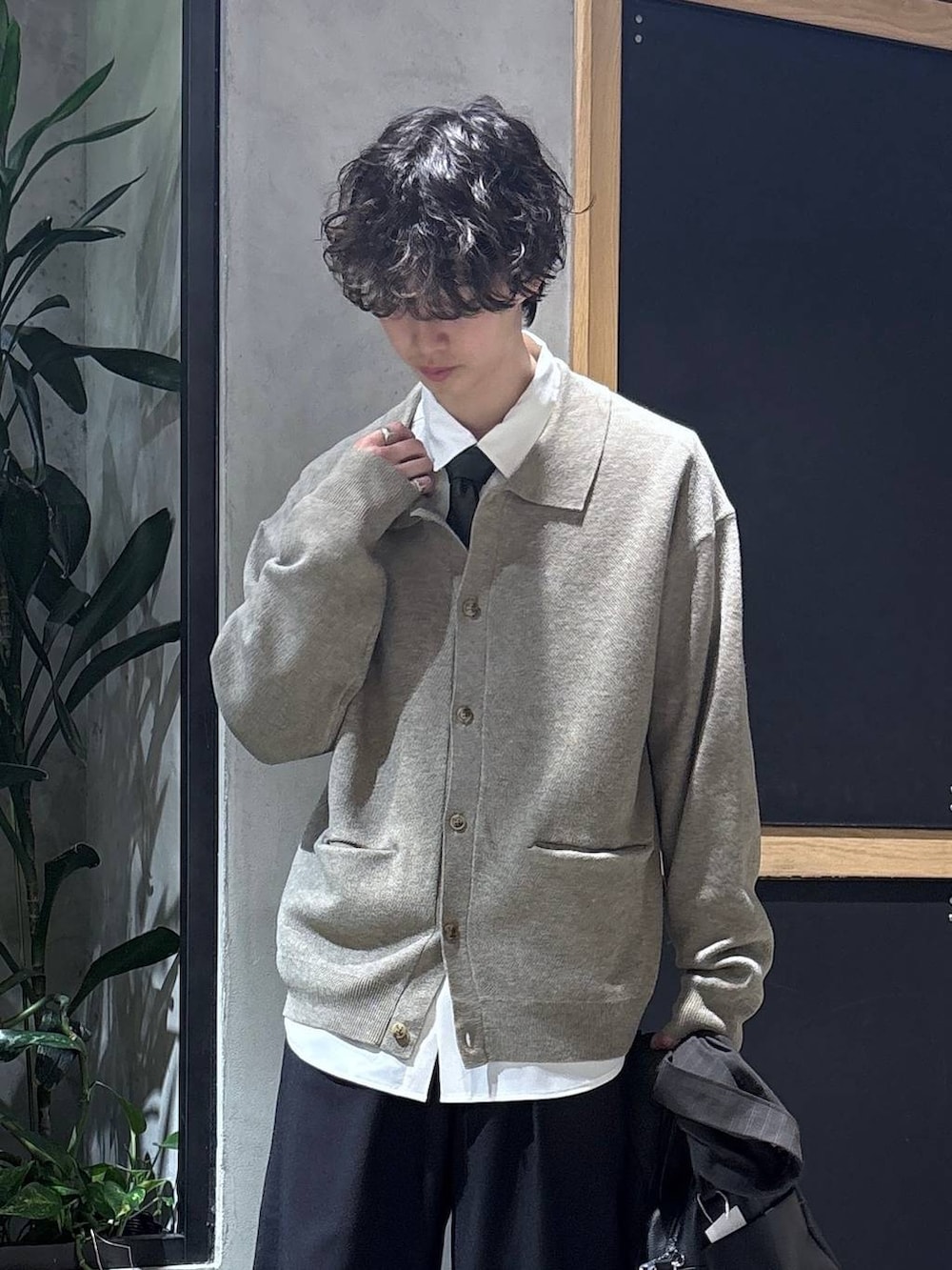 グレー系のテーラードジャケット、ホワイト系のシャツ/ブラウス、ブラック系のボストンバッグを着用したメンズの春コーディネートの2枚目の写真