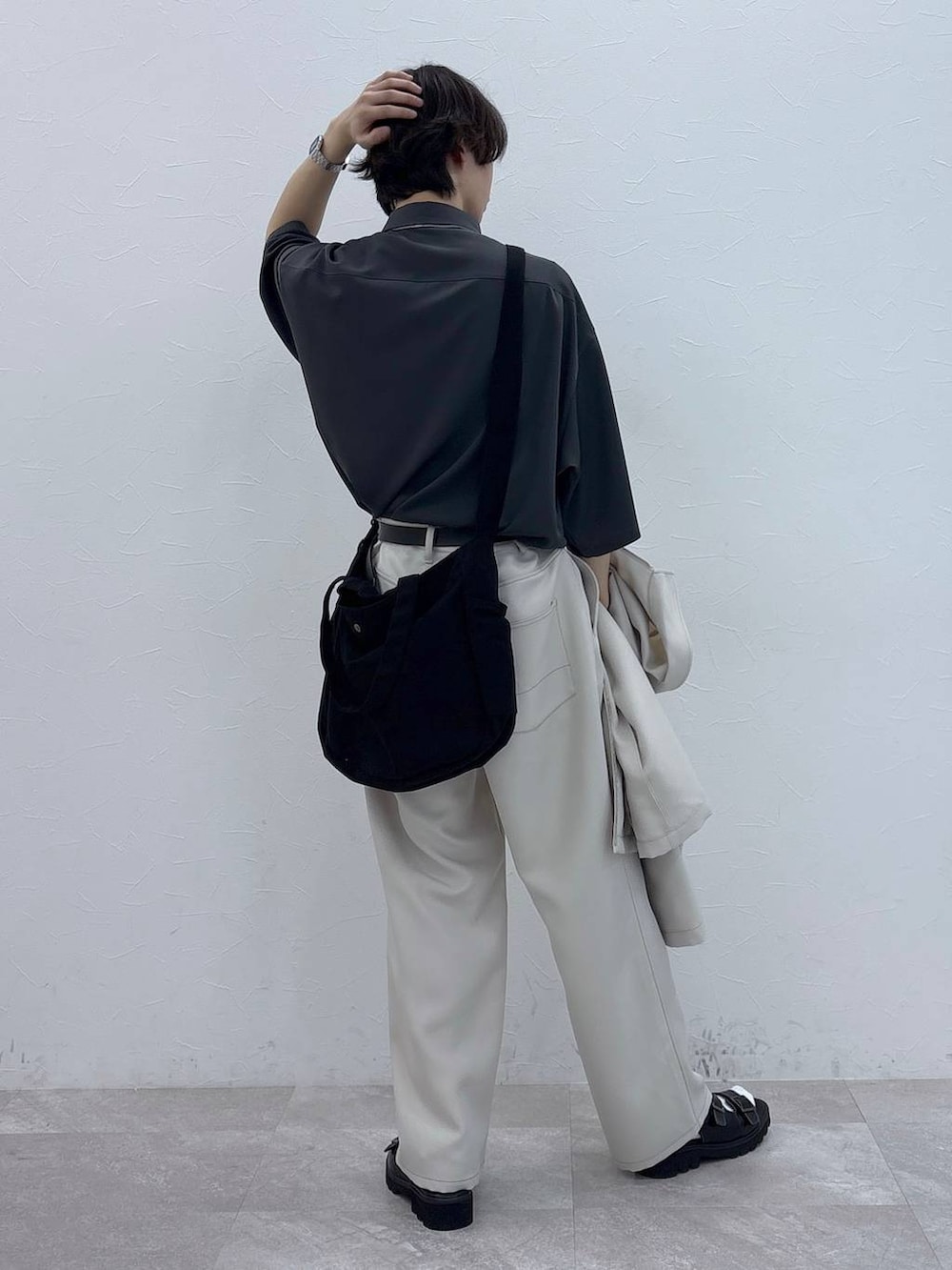 「女子ウケ、ベーシック/シンプル、きれいめ、春コーデ、夏コーデ、ラフ、Tシャツ、ネックレス、ワイドパンツ、RAGEBLUE、シンプルコーデ、きれいめカジュアル、シンプル、シャツ、セットアップ」|「RAGEBLUEのアンティーク風/メタルバックルリアルレザーベルト(ベルト、ブラック系)」を使った、 koutaさん(メンズ・173cm)の夏コーディネートの5枚目の写真