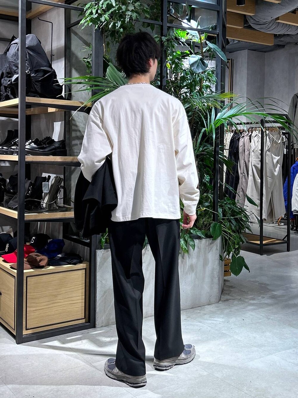 「ロンT、女子ウケ、ベーシック/シンプル、春コーデ、ラフ、Tシャツ、ネックレス、ワイドパンツ、RAGEBLUE、シンプルコーデ、きれいめカジュアル、シンプル、カジュアル、セットアップ、スラックス」｜「RAGEBLUEのステンレスデザインショートネックレス（ネックレス、その他）」を使った、 koutaさん（メンズ・173cm）の春コーディネートの5枚目の写真