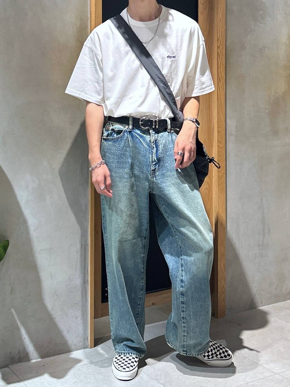 「女子ウケ、ベーシック/シンプル、デート/ロマンティック、春コーデ、夏コーデ、ラフ、モテ、Tシャツ、ネックレス、ワイドパンツ、RAGEBLUE、ショルダーバッグ、デニムパンツ、カジュアル、ベルト」｜「SIGNAL SPORTSの【SIGNAL SPORTS】ワンポイント刺繍/天竺コットンルーズTシャツ（Tシャツ/カットソー、ホワイト系）」を使った、 koutaさん（メンズ・173cm）の夏コーディネートの2枚目の写真