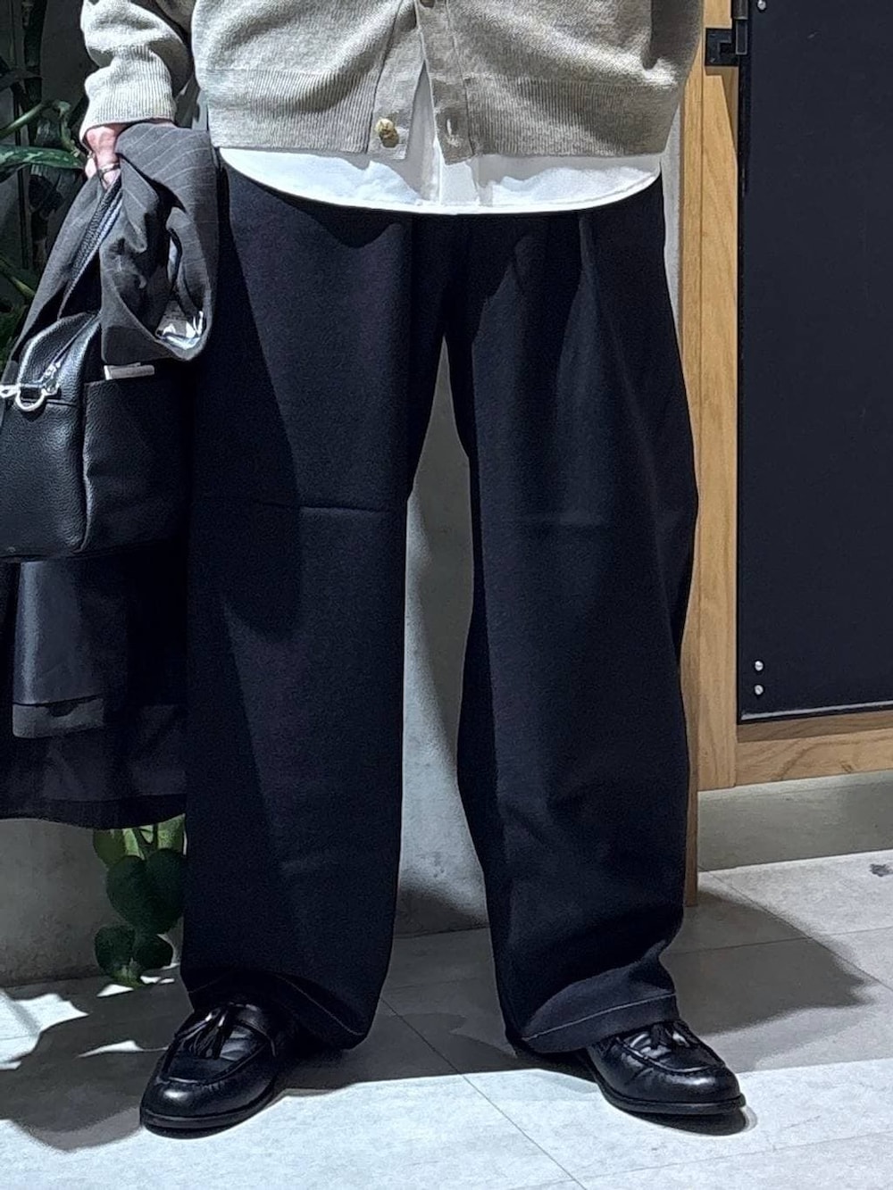 グレー系のテーラードジャケット、ホワイト系のシャツ/ブラウス、ブラック系のボストンバッグを着用したメンズの春コーディネートの3枚目の写真