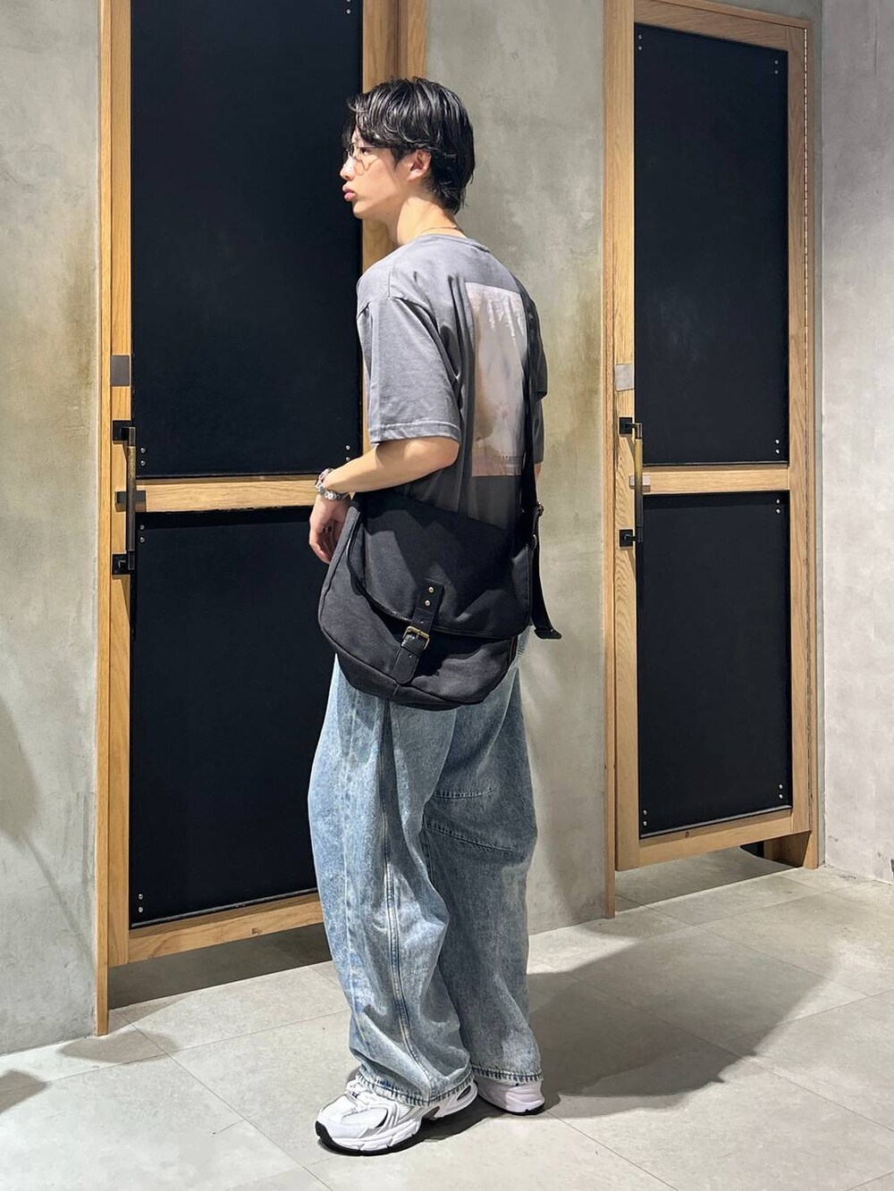 「女子ウケ、ベーシック/シンプル、きれいめ、デート/ロマンティック、春コーデ、夏コーデ、ラフ、モテ、Tシャツ、ネックレス、ワイドパンツ、RAGEBLUE、デニムパンツ、スニーカー」｜「NEW BALANCEの【New Balance】MR530SG（スニーカー、ホワイト系）」を使った、 koutaさん（メンズ・173cm）の夏コーディネートの5枚目の写真