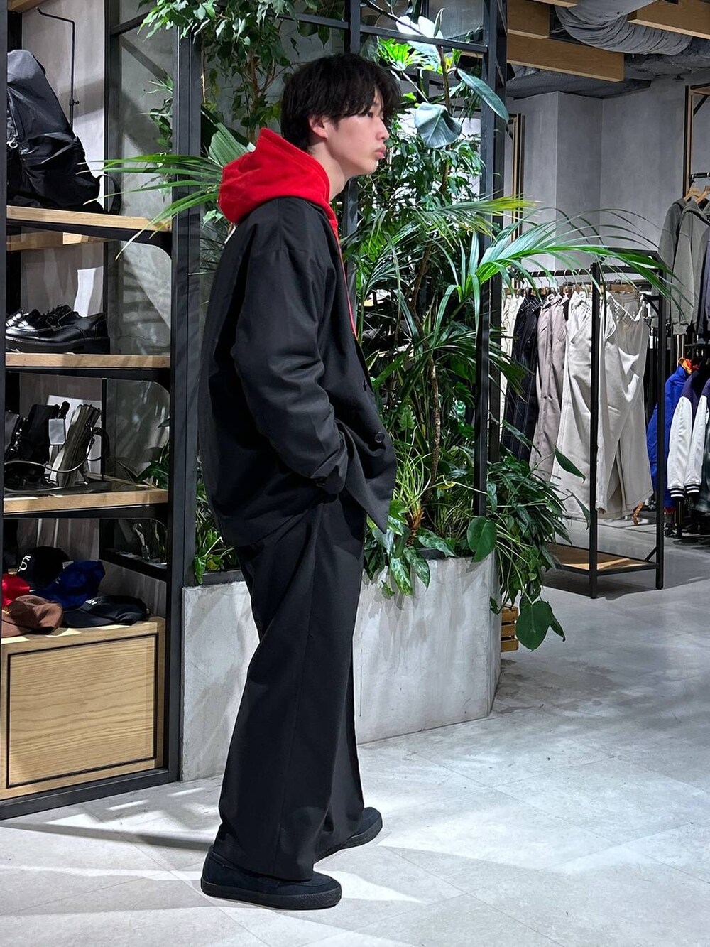 「テーパードパンツ、スウェット、カジュアル、女子ウケ、ベーシック/シンプル、春コーデ、冬コーデ、ラフ、Tシャツ、ネックレス、ワイドパンツ、RAGEBLUE、シンプルコーデ、きれいめカジュアル、シンプル」｜「RAGEBLUEのアソートWテーラードジャケット/シングルジャケット【セットアップ対応】（テーラードジャケット、ブラック系）」を使った、 koutaさん（メンズ・173cm）の春コーディネートの8枚目の写真