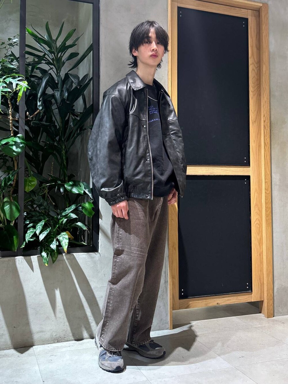 ブラウン系のデニムパンツ、ブラック系のスウェット、ブラック系のブルゾンを着用したメンズの冬コーディネートの6枚目の写真