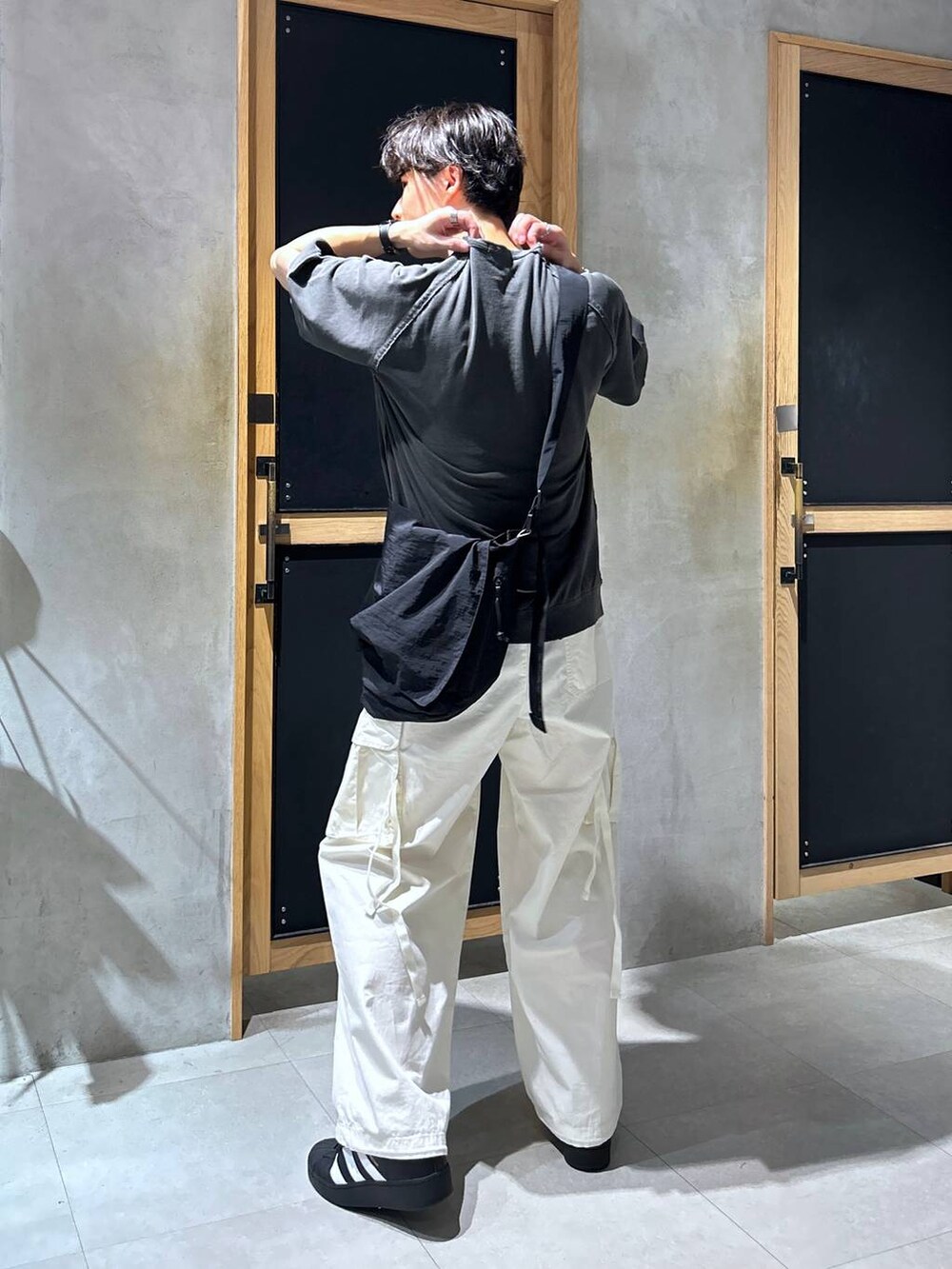 ホワイト系のカーゴパンツ、グレー系のTシャツ/カットソー、ブラック系のショルダーバッグを着用したメンズの秋コーディネートの5枚目の写真
