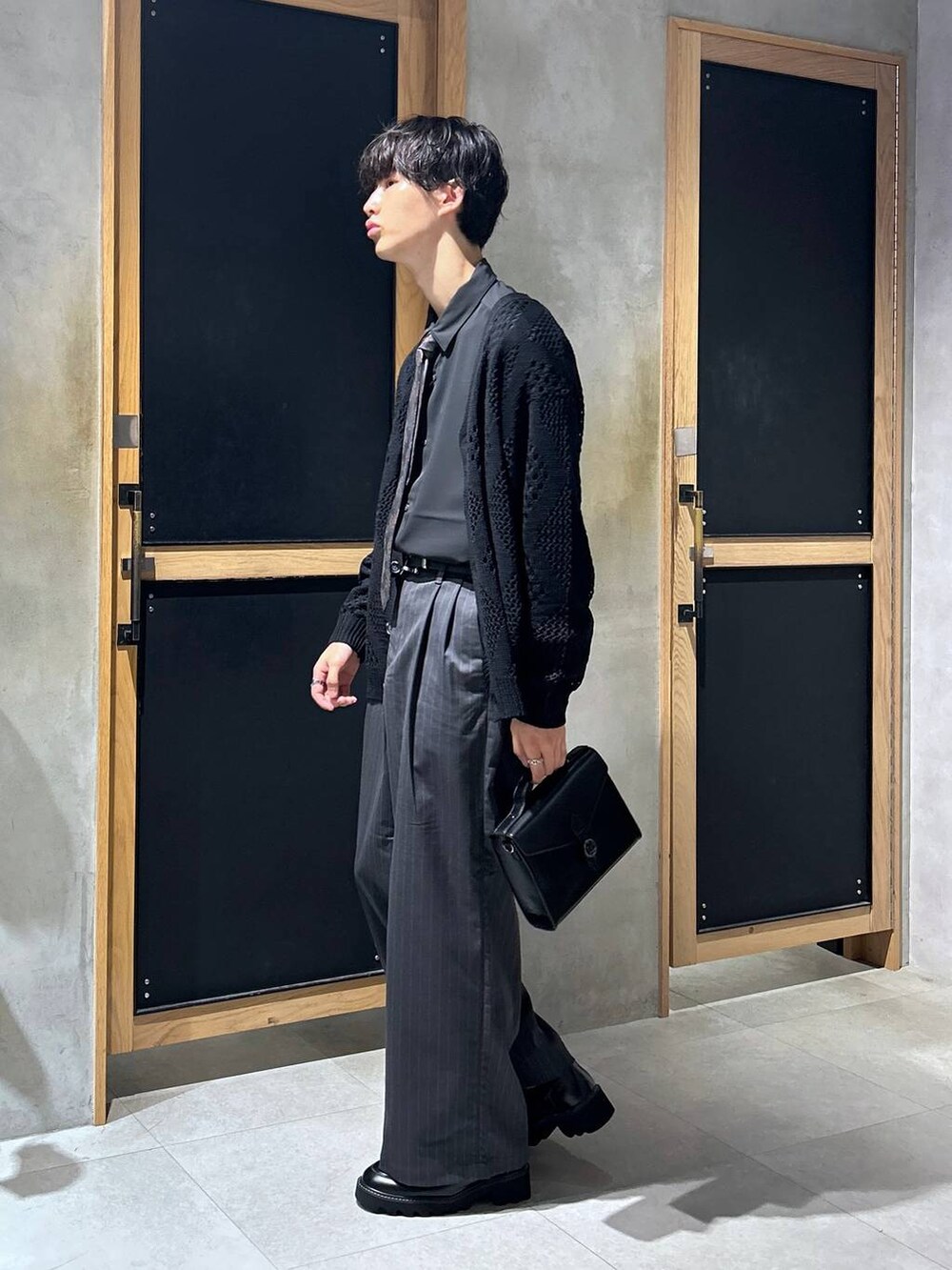 「カーディガン、ニット、ショルダーバッグ、女子ウケ、ベーシック/シンプル、きれいめ、デート/ロマンティック、秋コーデ、ラフ、モテ、スラックス、ワイドパンツ、RAGEBLUE、モード、シャツ」|「RAGEBLUEのアンティーク風/メタルバックルリアルレザーベルト(ベルト、ブラック系)」を使った、 koutaさん(メンズ・173cm)の夏コーディネートの3枚目の写真