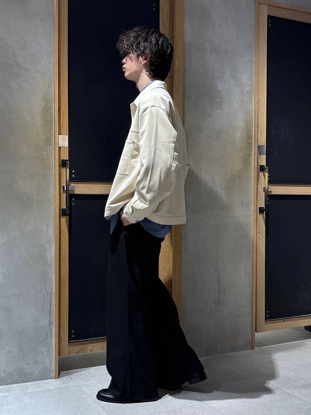 ブルー系のシャツ/ブラウス、ホワイト系のブルゾン、ブラック系のローファーを着用したメンズの春コーディネートの4枚目の写真