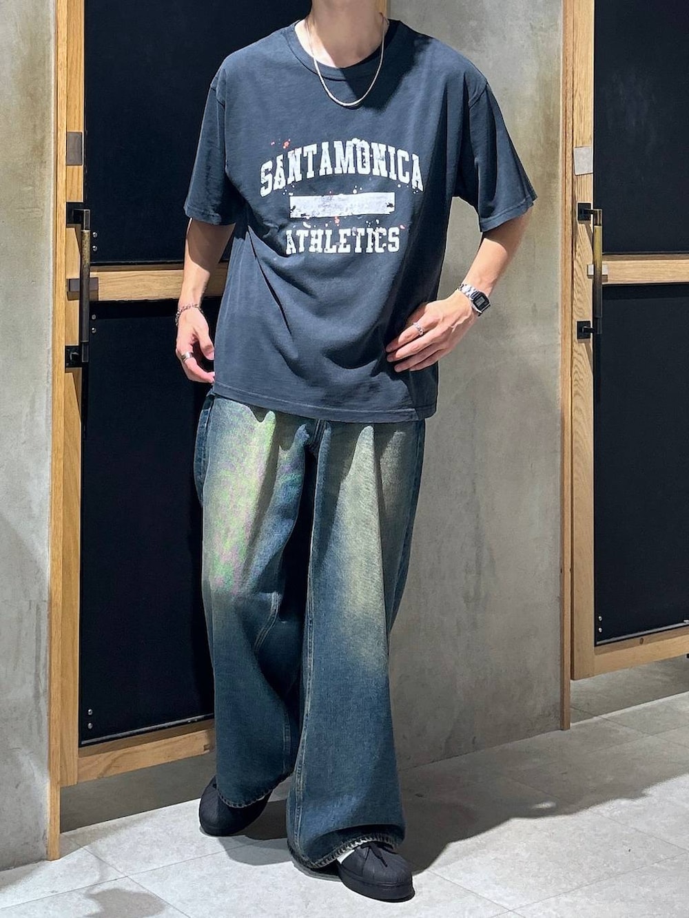 「女子ウケ、ベーシック/シンプル、デート/ロマンティック、春コーデ、夏コーデ、ラフ、モテ、Tシャツ、ネックレス、ワイドパンツ、RAGEBLUE、カジュアル、デニムパンツ」｜「RAGEBLUEのメタルデザインリング（リング、ホワイト系）」を使った、 koutaさん（メンズ・173cm）の秋コーディネートの2枚目の写真