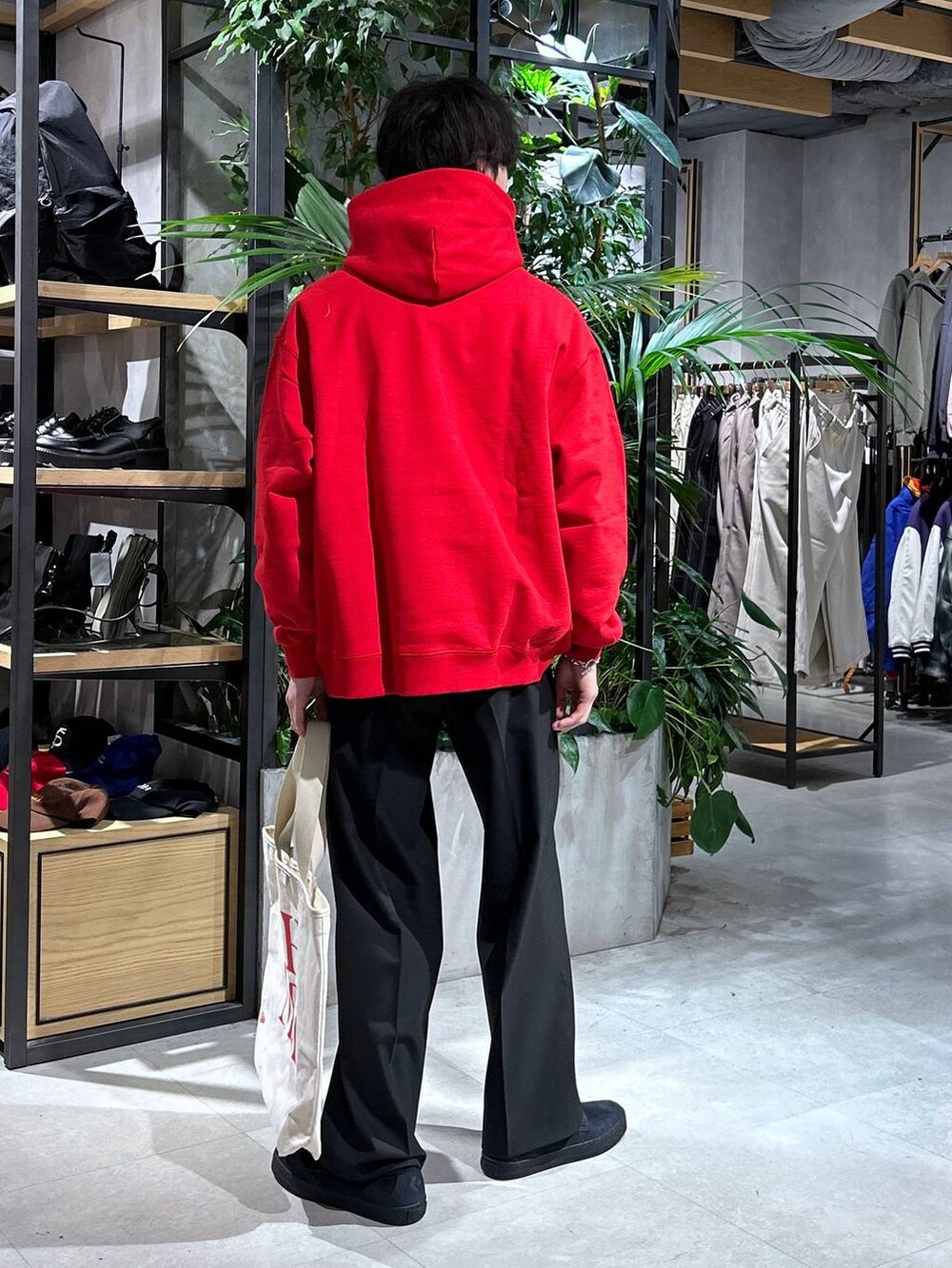 「テーパードパンツ、スウェット、カジュアル、女子ウケ、ベーシック/シンプル、春コーデ、冬コーデ、ラフ、Tシャツ、ネックレス、ワイドパンツ、RAGEBLUE、シンプルコーデ、きれいめカジュアル、シンプル」｜「RAGEBLUEのアソートWテーラードジャケット/シングルジャケット【セットアップ対応】（テーラードジャケット、ブラック系）」を使った、 koutaさん（メンズ・173cm）の春コーディネートの5枚目の写真