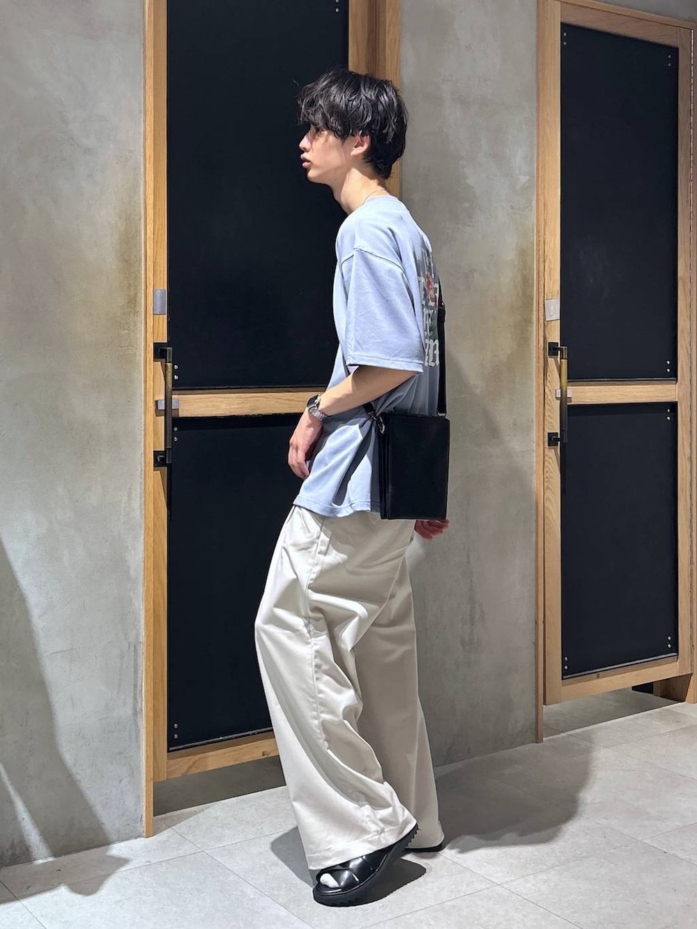 「女子ウケ、きれいめ、ベーシック/シンプル、デート/ロマンティック、春コーデ、夏コーデ、ラフ、モテ、Tシャツ、ネックレス、スラックス、ワイドパンツ、RAGEBLUE、サンダル」｜「RAGEBLUEのシンセティックレザー/クロスストラップサンダル（サンダル、ブラック系）」を使った、 koutaさん（メンズ・173cm）の夏コーディネートの3枚目の写真