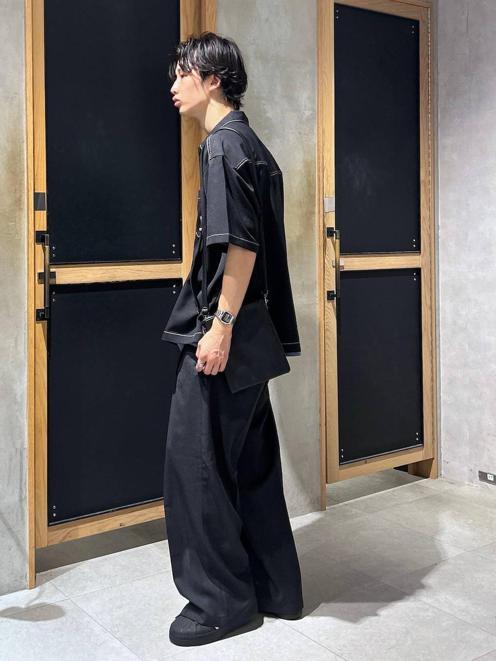 「女子ウケ、ベーシック/シンプル、きれいめ、デート/ロマンティック、春コーデ、夏コーデ、ラフ、モテ、Tシャツ、ネックレス、スラックス、ワイドパンツ、RAGEBLUE、ショルダーバッグ、スニーカー」｜「RAGEBLUEのパウダーブリーチ/ワンポイント刺繍オーバーサイズポンチTシャツ（Tシャツ/カットソー、ブルー系）」を使った、 koutaさん（メンズ・173cm）の夏コーディネートの4枚目の写真