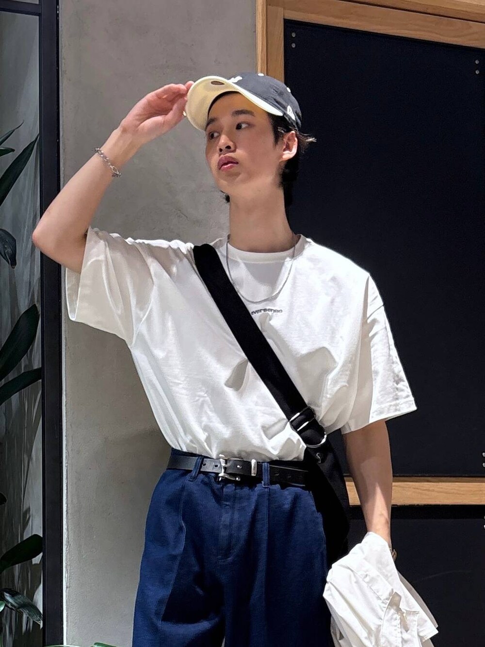 「女子ウケ、ベーシック/シンプル、きれいめ、春コーデ、夏コーデ、ラフ、Tシャツ、ネックレス、ワイドパンツ、RAGEBLUE、シンプルコーデ、きれいめカジュアル、シンプル、シャツ、サンダル」|「RAGEBLUEのアンティーク風/メタルバックルリアルレザーベルト(ベルト、ブラック系)」を使った、 koutaさん(メンズ・173cm)の夏コーディネートの2枚目の写真