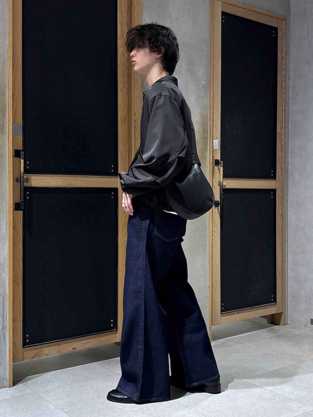 ブラック系のショルダーバッグ、ブラック系のブルゾン、ホワイト系のスウェットを着用したメンズの春コーディネートの8枚目の写真