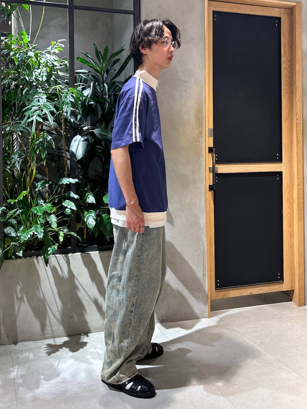 「ラフ、モテ、女子ウケ、ベーシック/シンプル、デート/ロマンティック、春コーデ、夏コーデ、Tシャツ、ワイドパンツ、RAGEBLUE、カジュアル、デニムパンツ、タンクトップ、サンダル」｜「Healthknitの【Healthknit/ヘルスニット】3P/シンカー2ラインソックス（ソックス/靴下、ホワイト系）」を使った、 koutaさん（メンズ・173cm）の夏コーディネートの3枚目の写真