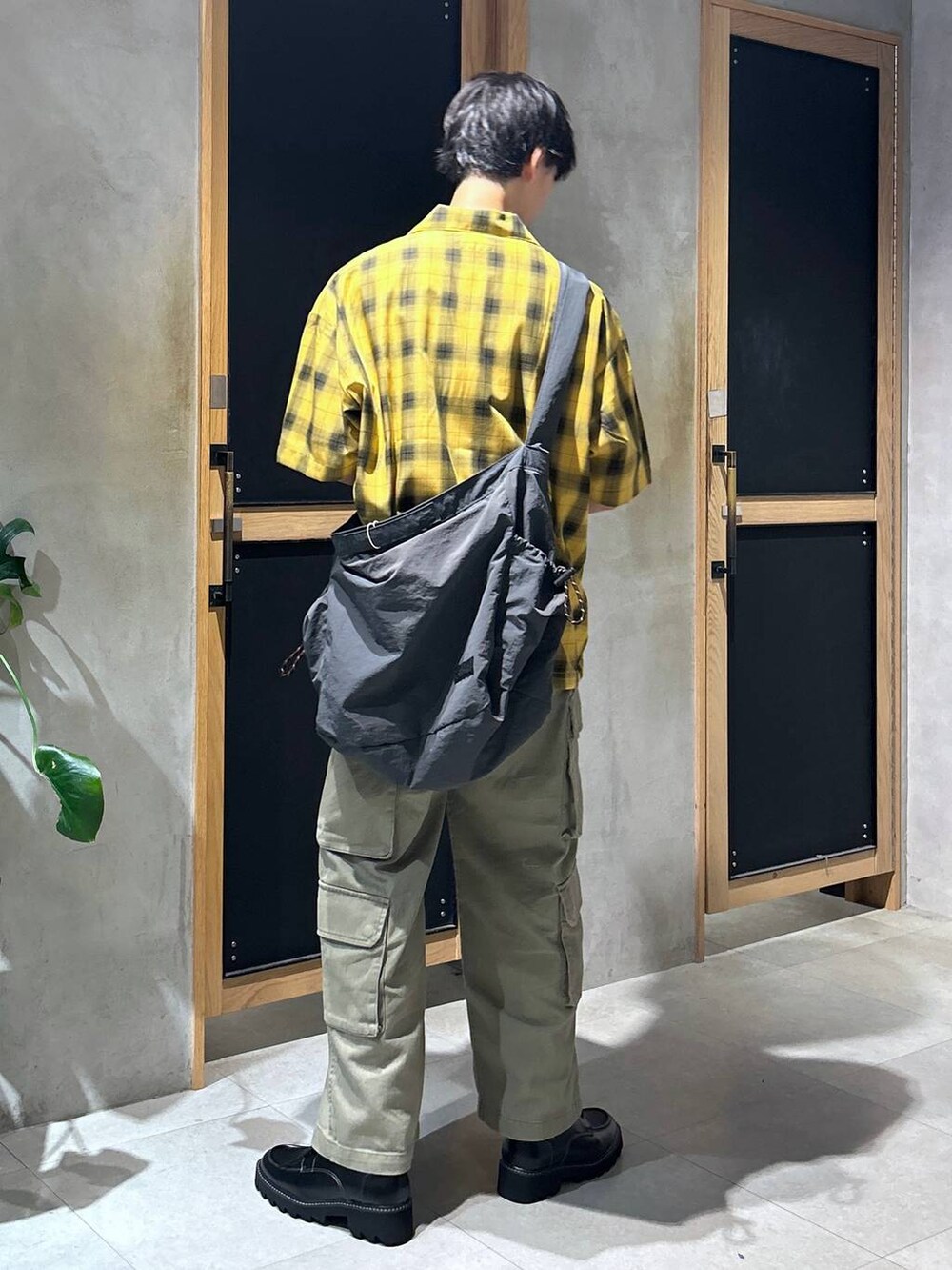「女子ウケ、ベーシック/シンプル、きれいめ、デート/ロマンティック、春コーデ、夏コーデ、ラフ、モテ、Tシャツ、ネックレス、スラックス、ワイドパンツ、RAGEBLUE、シャツ、カジュアル」｜「RAGEBLUEのOMBRE CHECK HALF ZIP SHIRTS/オンブレチェック/ハーフジップ/ビッグシルエットシャツ（シャツ/ブラウス、イエロー系）」を使った、 koutaさん（メンズ・173cm）の夏コーディネートの5枚目の写真