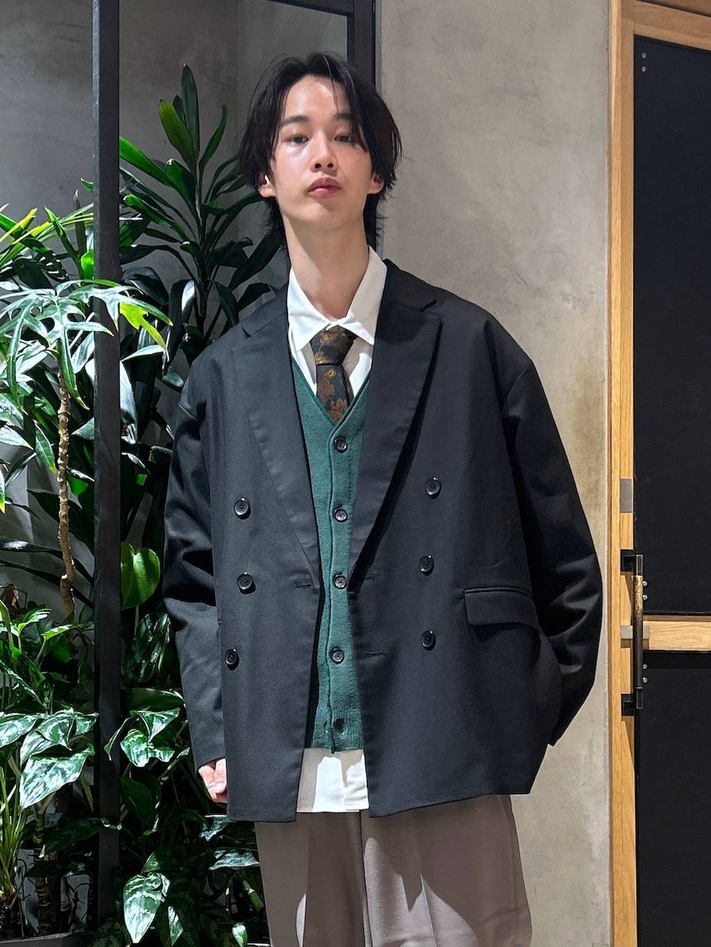 ホワイト系のシャツ/ブラウス、ベージュ系のスラックス、ブラック系のドレスシューズを着用したメンズの春コーディネートの2枚目の写真