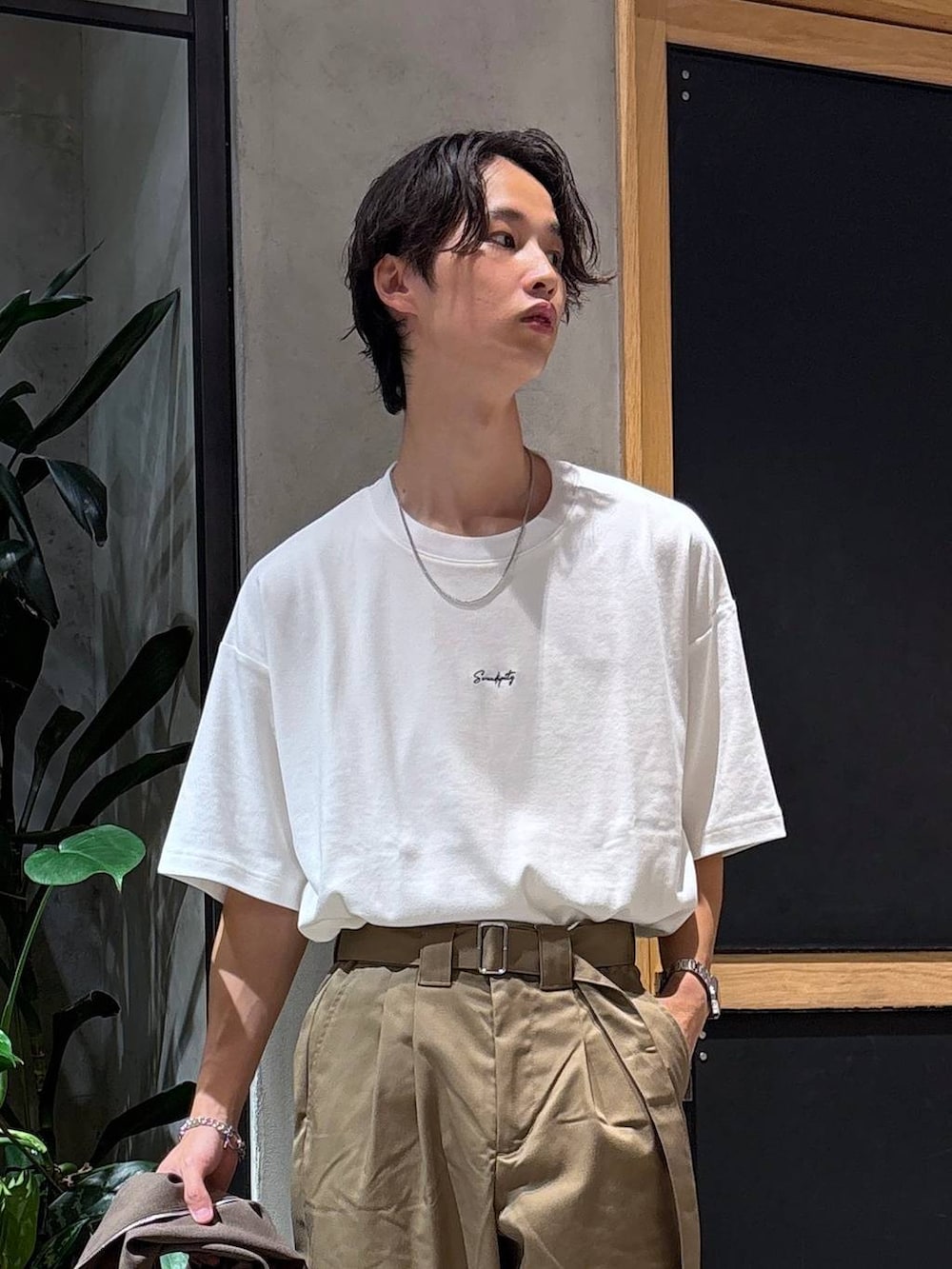 「女子ウケ、ベーシック/シンプル、夏コーデ、ラフ、Tシャツ、ネックレス、ブレスレット、ワイドパンツ、RAGEBLUE、シンプルコーデ、きれいめカジュアル、シンプル、トラッド、ショルダーバッグ、チノパン」|「CASIOの【CASIO】A158WA-1JH【大型店・WEB限定】(アナログ腕時計、グレー系)」を使った、 koutaさん(メンズ・173cm)の夏コーディネートの2枚目の写真