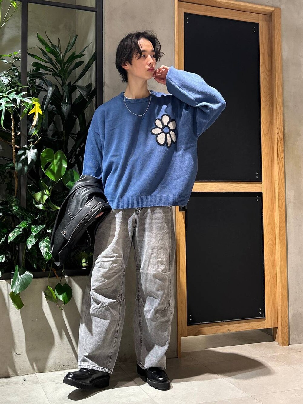 グレー系のブルゾン、ブラック系のドレスシューズ、グレー系のデニムパンツを着用したメンズの冬コーディネートの7枚目の写真