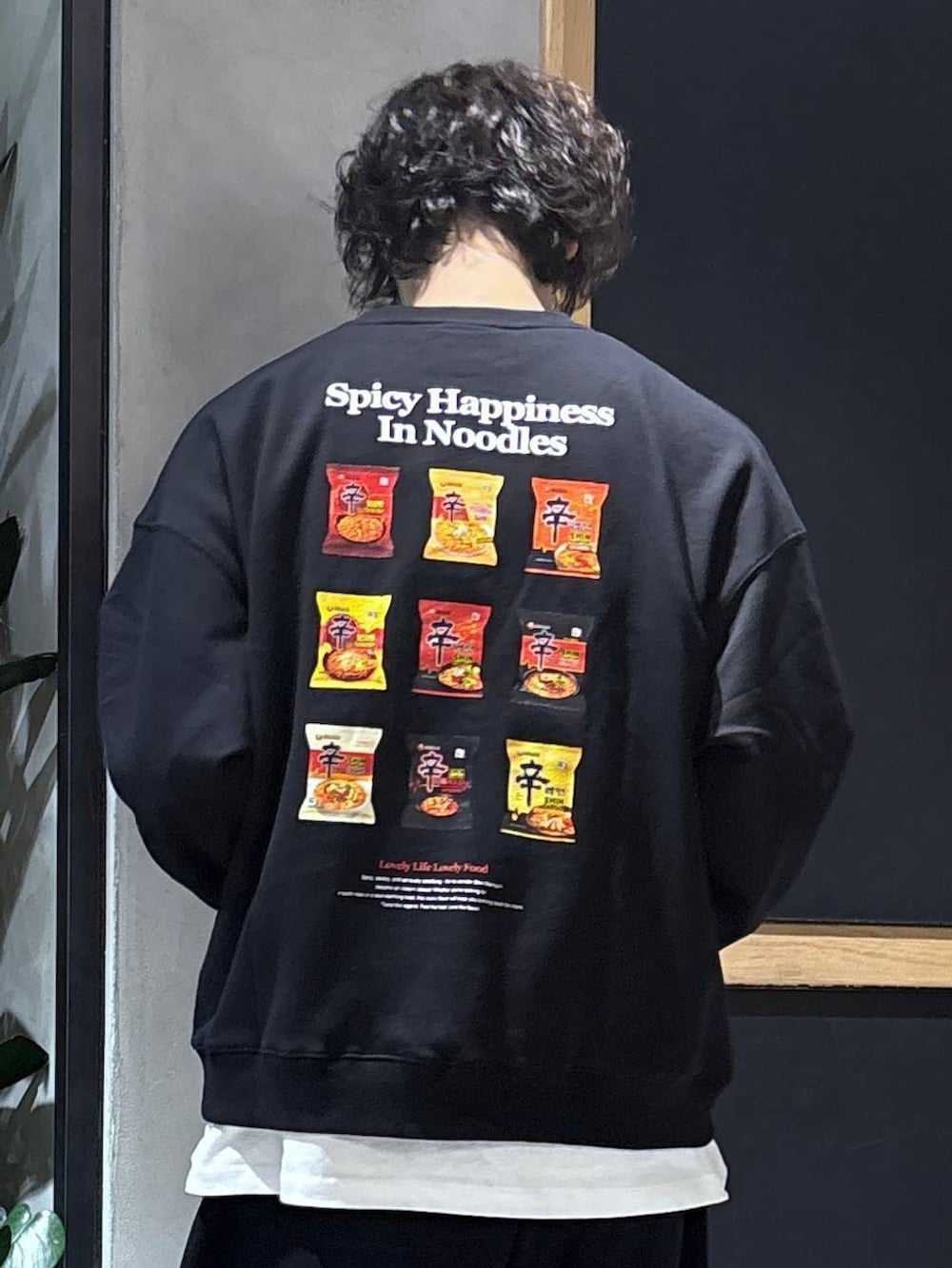 ブラック系のローファー、ホワイト系のTシャツ/カットソー、ブラック系のスウェットパンツを着用したメンズの秋コーディネートの2枚目の写真