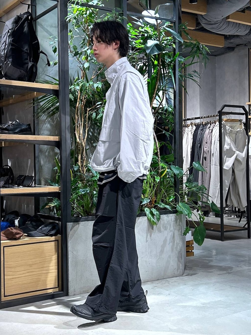 「女子ウケ、ベーシック/シンプル、春コーデ、夏コーデ、ラフ、Tシャツ、ネックレス、ワイドパンツ、RAGEBLUE、シンプルコーデ、シンプル、スポーティ、カジュアル、モノトーン、スニーカー」｜「SALOMONの【SALOMON/サロモン】XA PRO 3D V9G/スニーカー（スニーカー、ブラック系）」を使った、 koutaさん（メンズ・173cm）の春コーディネートの4枚目の写真