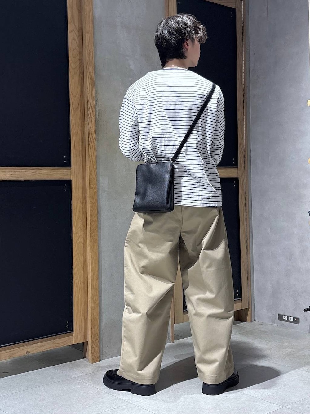 ブルー系のテーラードジャケット、ブラック系のドレスシューズ、ブラック系のショルダーバッグを着用したメンズの春コーディネートの9枚目の写真