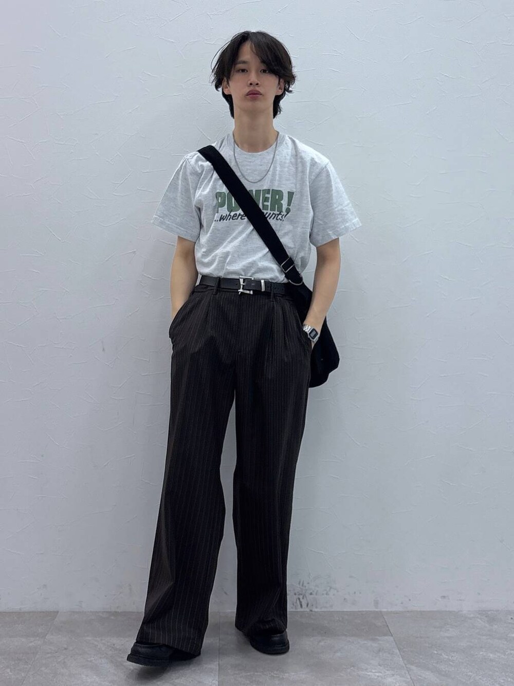 「RAGEBLUE、シンプルコーデ、女子ウケ、ベーシック/シンプル、きれいめ、春コーデ、夏コーデ、ラフ、Tシャツ、ネックレス、ワイドパンツ、きれいめカジュアル、シンプル」|「RAGEBLUEのアンティーク風/メタルバックルリアルレザーベルト(ベルト、ブラック系)」を使った、 koutaさん(メンズ・173cm)の夏コーディネートの2枚目の写真