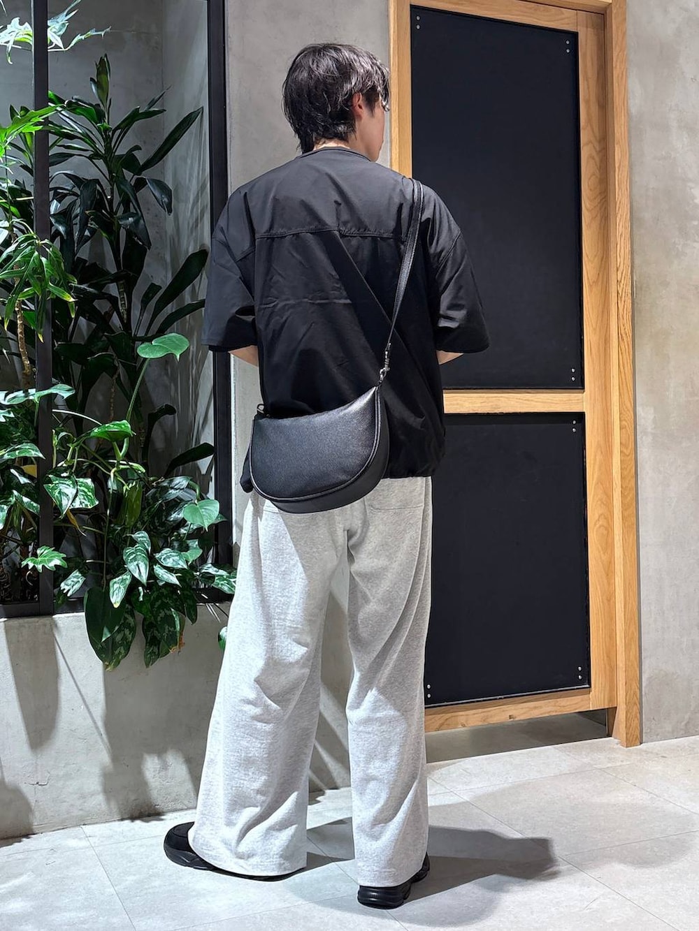「女子ウケ、ベーシック/シンプル、夏コーデ、ラフ、Tシャツ、ネックレス、ブレスレット、ワイドパンツ、RAGEBLUE、シンプルコーデ、シンプル、ベルト、ショルダーバッグ、バッグ、スラックス」|「CASIOの【CASIO】A158WA-1JH【大型店・WEB限定】(アナログ腕時計、グレー系)」を使った、 koutaさん(メンズ・173cm)の夏コーディネートの9枚目の写真