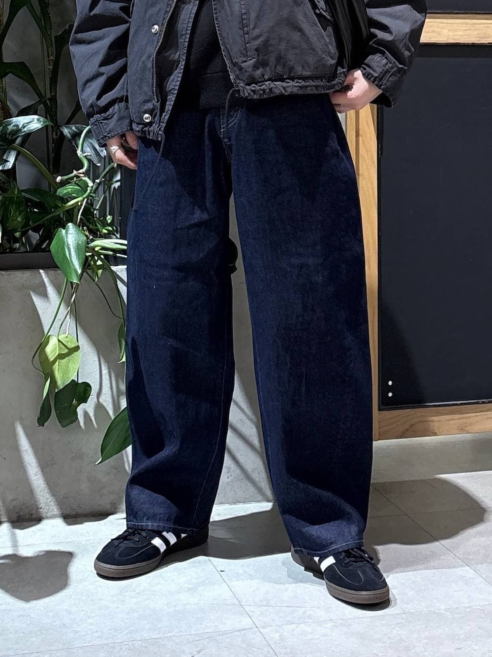 ブラック系のスニーカー、ブラック系のモッズコート、ブラック系のニット/セーターを着用したメンズの冬コーディネートの3枚目の写真