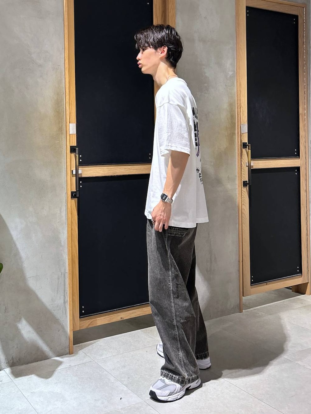 「RAGEBLUE、デート/ロマンティック、春コーデ、デニムパンツ、スニーカー、女子ウケ、夏コーデ、ラフ、モテ、Tシャツ、ネックレス、カジュアル、ストリート、ワイドパンツ、個性派」|「RAGEBLUEのフラワー/コインモチーフデザインリング(リング、ホワイト系)」を使った、 koutaさん(メンズ・173cm)の夏コーディネートの3枚目の写真