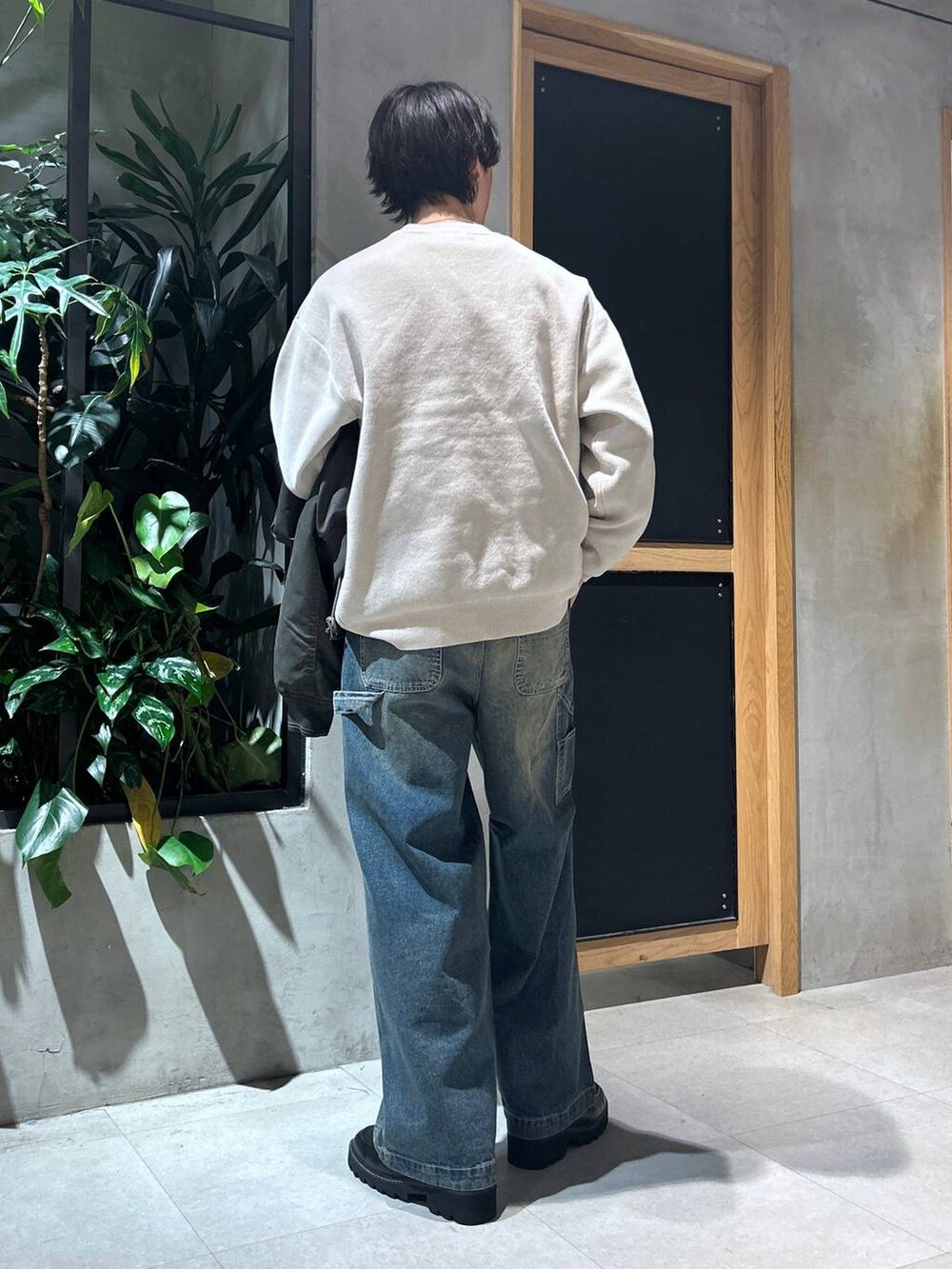 「ミリタリー、女子ウケ、ベーシック/シンプル、デート/ロマンティック、秋コーデ、冬コーデ、ラフ、モテ、Tシャツ、ネックレス、ワイドパンツ、RAGEBLUE、ニット、MA-1、カジュアル」|「RAGEBLUEのwide painter buggy denim pants/ヴィンテージライクデニム/バギーペインターパンツ(デニムパンツ、ブルー系)」を使った、 koutaさん(メンズ・173cm)の秋コーディネートの5枚目の写真