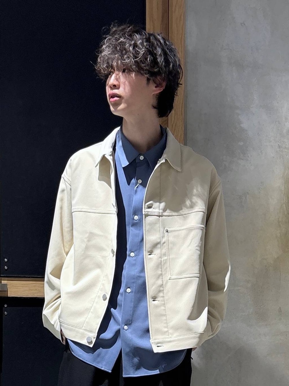 ブルー系のシャツ/ブラウス、ホワイト系のブルゾン、ブラック系のローファーを着用したメンズの春コーディネートの2枚目の写真