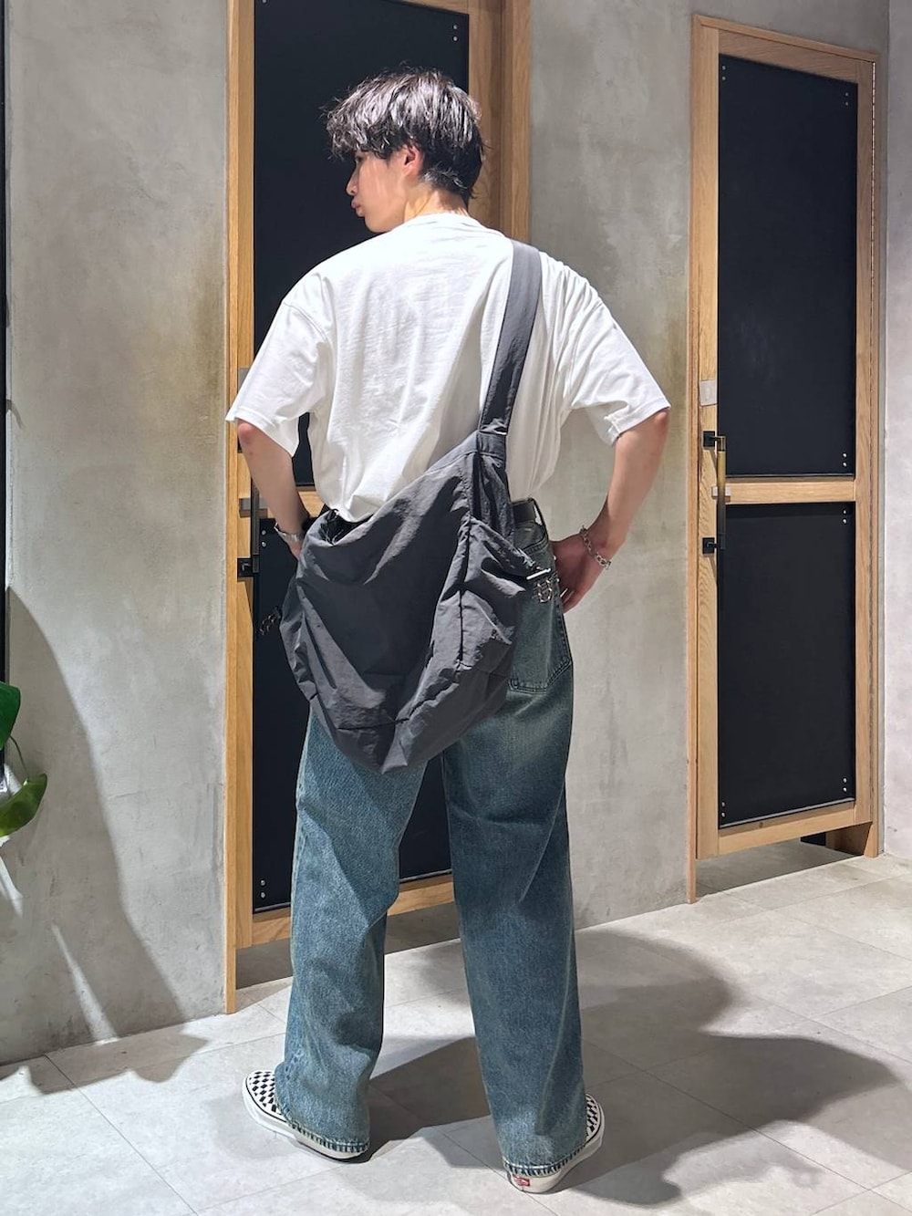 「女子ウケ、ベーシック/シンプル、デート/ロマンティック、春コーデ、夏コーデ、ラフ、モテ、Tシャツ、ネックレス、ワイドパンツ、RAGEBLUE、ショルダーバッグ、デニムパンツ、カジュアル、ベルト」｜「SIGNAL SPORTSの【SIGNAL SPORTS】ワンポイント刺繍/天竺コットンルーズTシャツ（Tシャツ/カットソー、ホワイト系）」を使った、 koutaさん（メンズ・173cm）の夏コーディネートの5枚目の写真