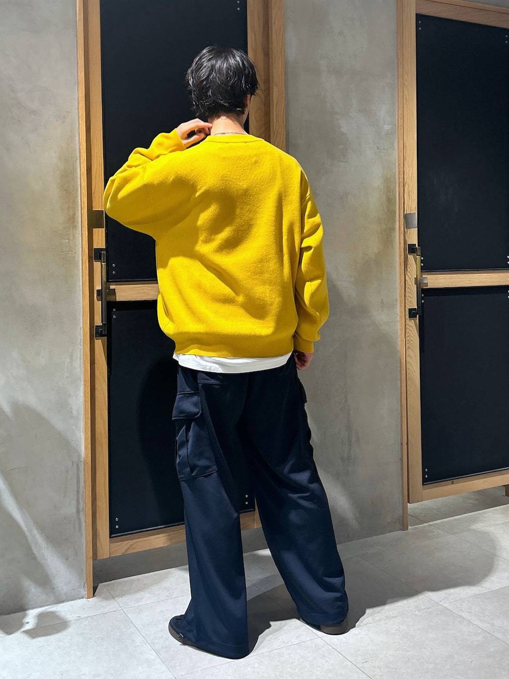 「女子ウケ、ベーシック/シンプル、デート/ロマンティック、秋コーデ、ラフ、モテ、Tシャツ、ネックレス、ワイドパンツ、RAGEBLUE、ニット、スニーカー、ロンT、ミリタリー、カジュアル」｜「adidasの【adidas/アディダス】HB Spezial/ハンドボールシューズ（スニーカー、ブラック系）」を使った、 koutaさん（メンズ・173cm）の秋コーディネートの5枚目の写真