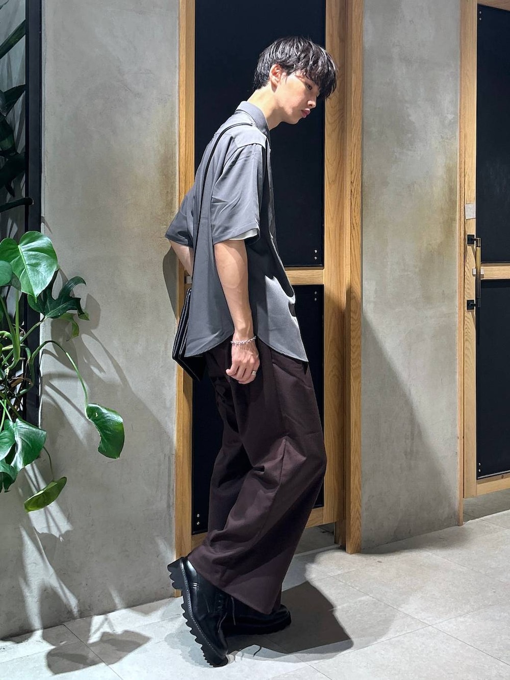 「女子ウケ、ベーシック/シンプル、きれいめ、デート/ロマンティック、春コーデ、夏コーデ、ラフ、モテ、ネックレス、スラックス、ワイドパンツ、RAGEBLUE、ベルト、ショルダーバッグ、シャツ」|「RAGEBLUEのアンティーク風/メタルバックルリアルレザーベルト(ベルト、ブラック系)」を使った、 koutaさん(メンズ・173cm)の夏コーディネートの3枚目の写真