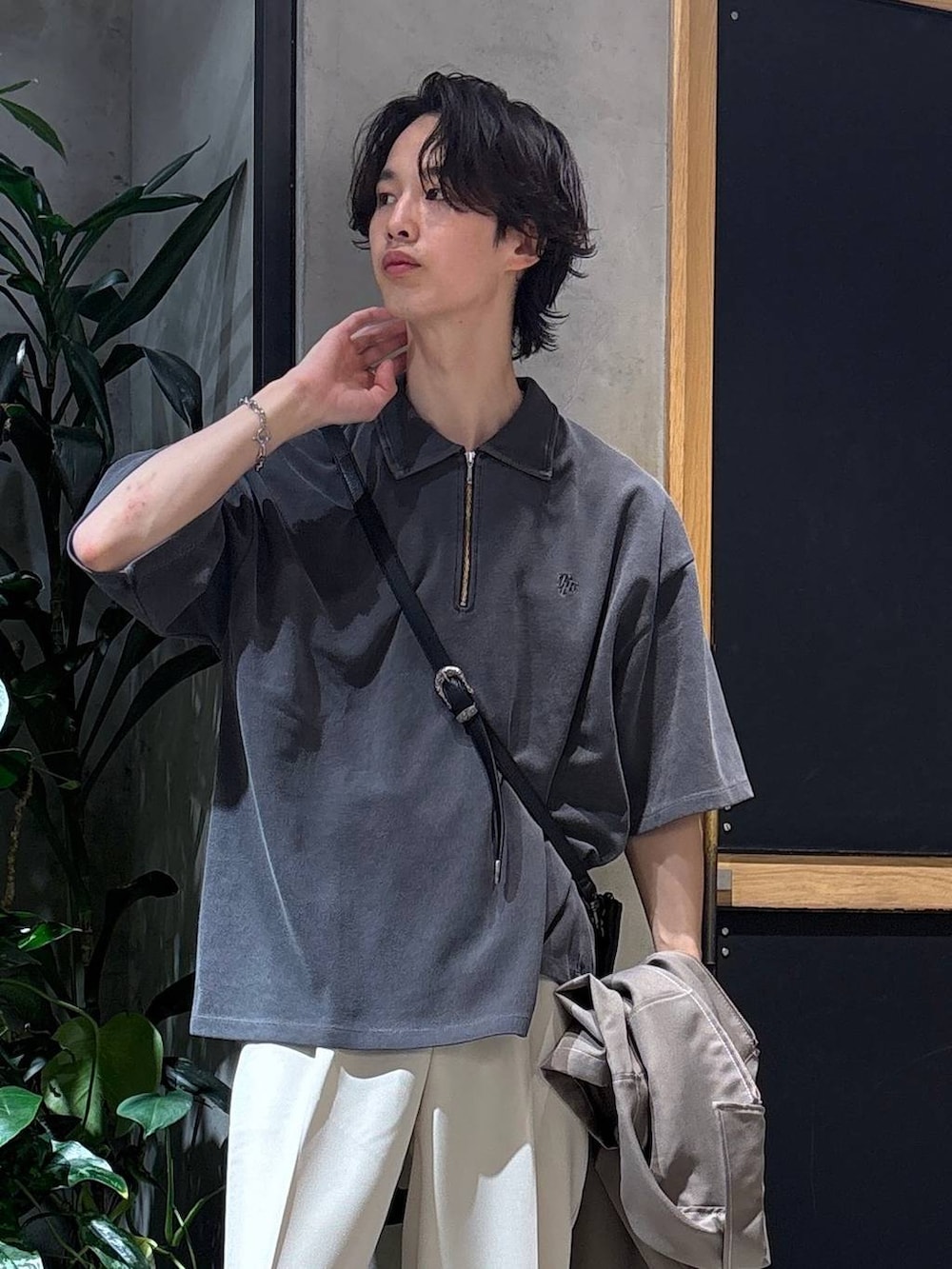 「女子ウケ、ベーシック/シンプル、きれいめ、春コーデ、夏コーデ、ラフ、Tシャツ、ワイドパンツ、RAGEBLUE、シンプルコーデ、きれいめカジュアル、シンプル、ショルダーバッグ、シャツ、スラックス」|「Healthknitの【Healthknit/ヘルスニット】2ラインロングソックス3P(ソックス/靴下、ホワイト系)」を使った、 koutaさん(メンズ・173cm)の夏コーディネートの7枚目の写真
