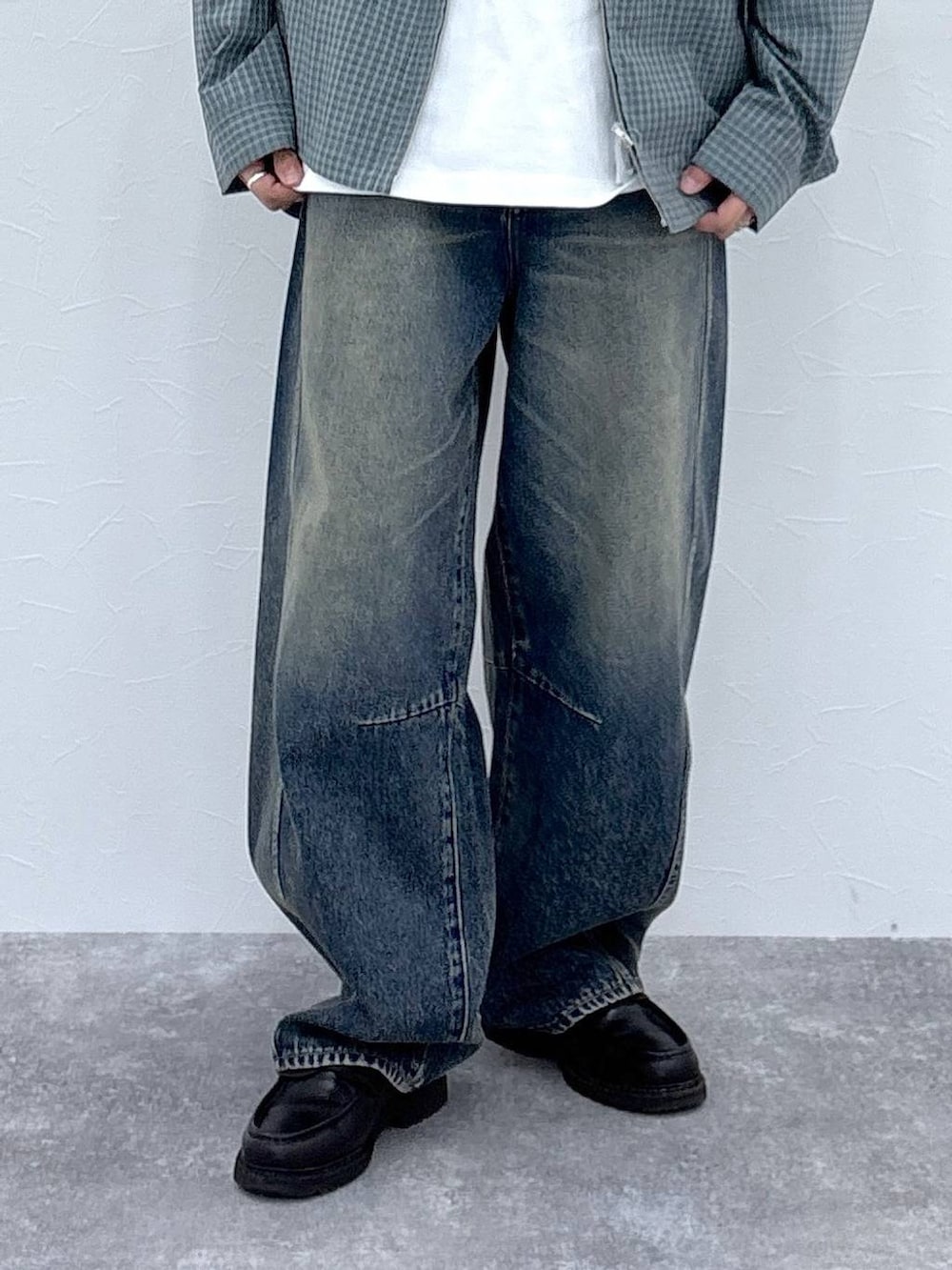 ブラック系のバックパック/リュック、ブルー系のデニムパンツ、ホワイト系のTシャツ/カットソーを着用したメンズの秋コーディネートの3枚目の写真