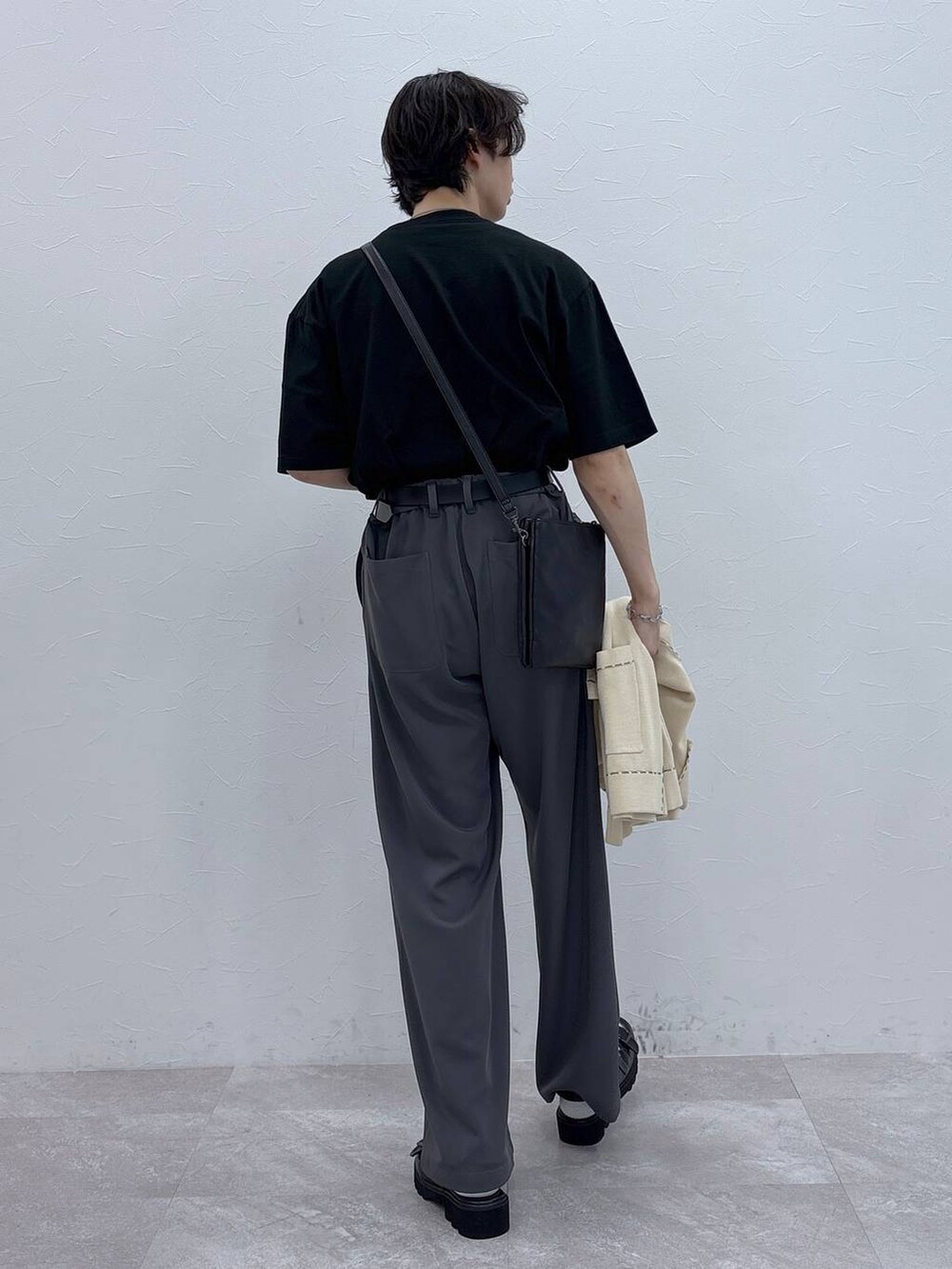 「ベーシック/シンプル、きれいめ、春コーデ、夏コーデ、ラフ、Tシャツ、ネックレス、ワイドパンツ、RAGEBLUE、シンプルコーデ、きれいめカジュアル、シンプル、ベルト、カーディガン、サンダル」｜「RAGEBLUEのアンティーク風/メタルバックルリアルレザーベルト（ベルト、ブラック系）」を使った、 koutaさん（メンズ・173cm）の夏コーディネートの9枚目の写真