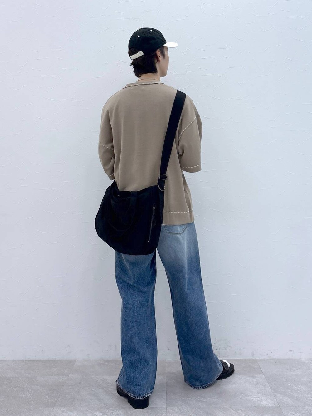 ブルー系のデニムパンツ、ベージュ系のカーディガン/ボレロ、ブラック系のサンダルを着用したメンズの夏コーディネートの5枚目の写真