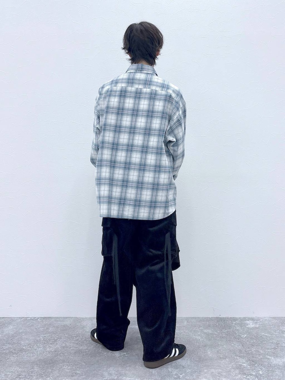 ブラック系のスニーカー、ブラック系のカーゴパンツ、ホワイト系のシャツ/ブラウスを着用したメンズの秋コーディネートの5枚目の写真